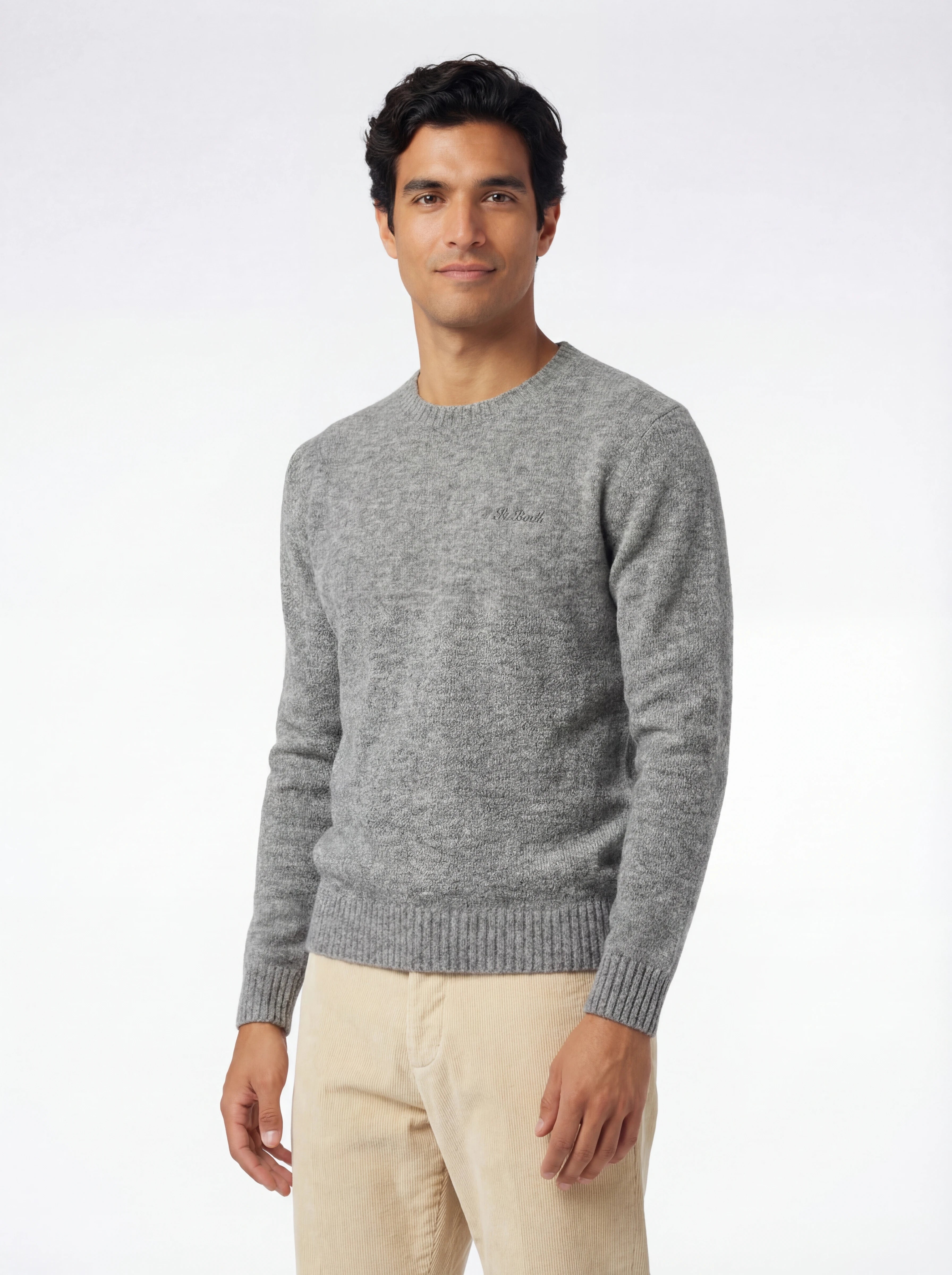 Modello indossa frontalmente maglia girocollo grigio chiar Saint Barth Regent in alpaca stretch