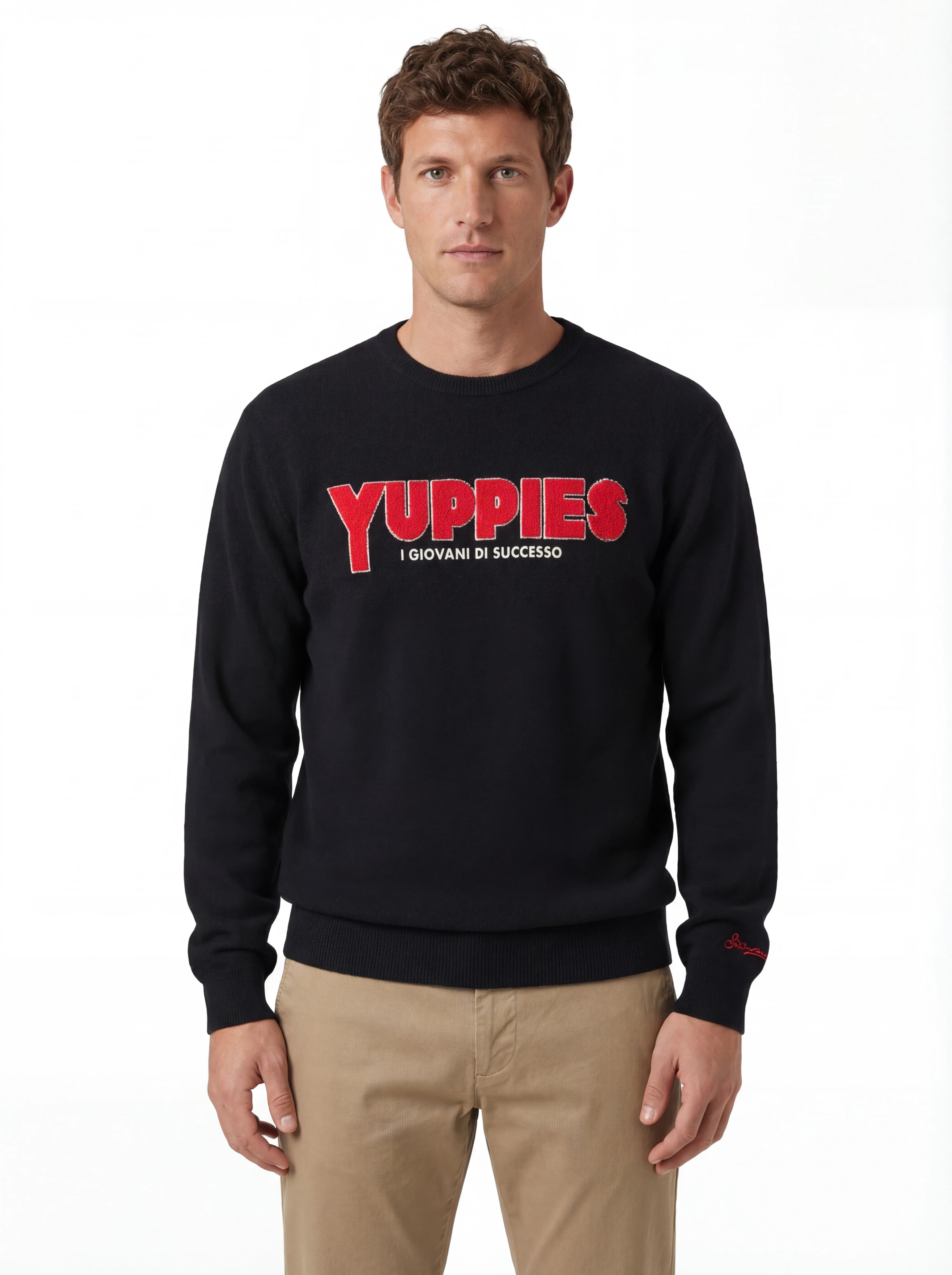 Modello indossa a 45 gradi maglia girocollo scritta yuppiesmaglia nero Saint Barth Heron in lana