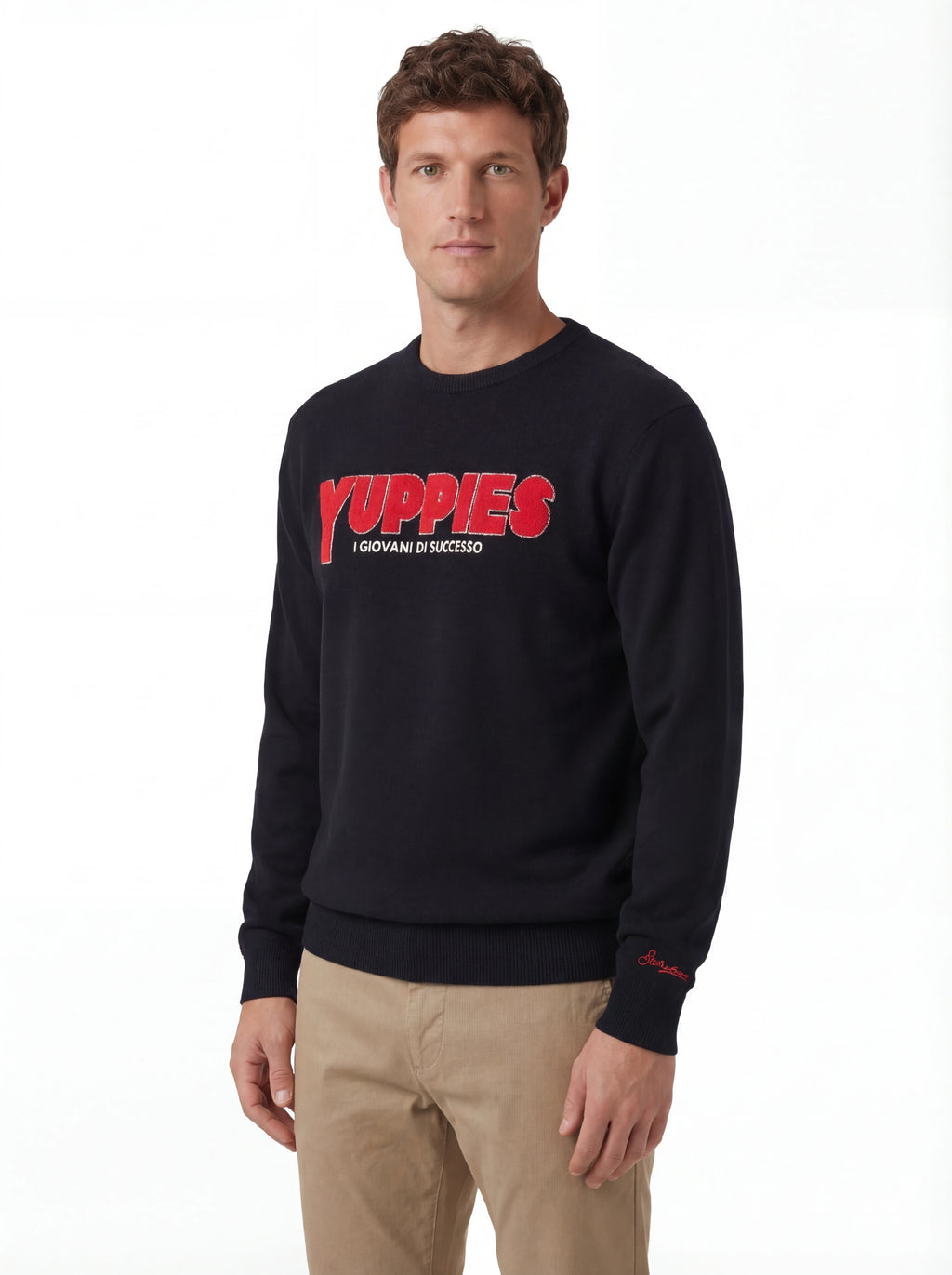 Modello indossa frontalmente maglia girocollo scritta yuppiesmaglia nero Saint Barth Heron in lana