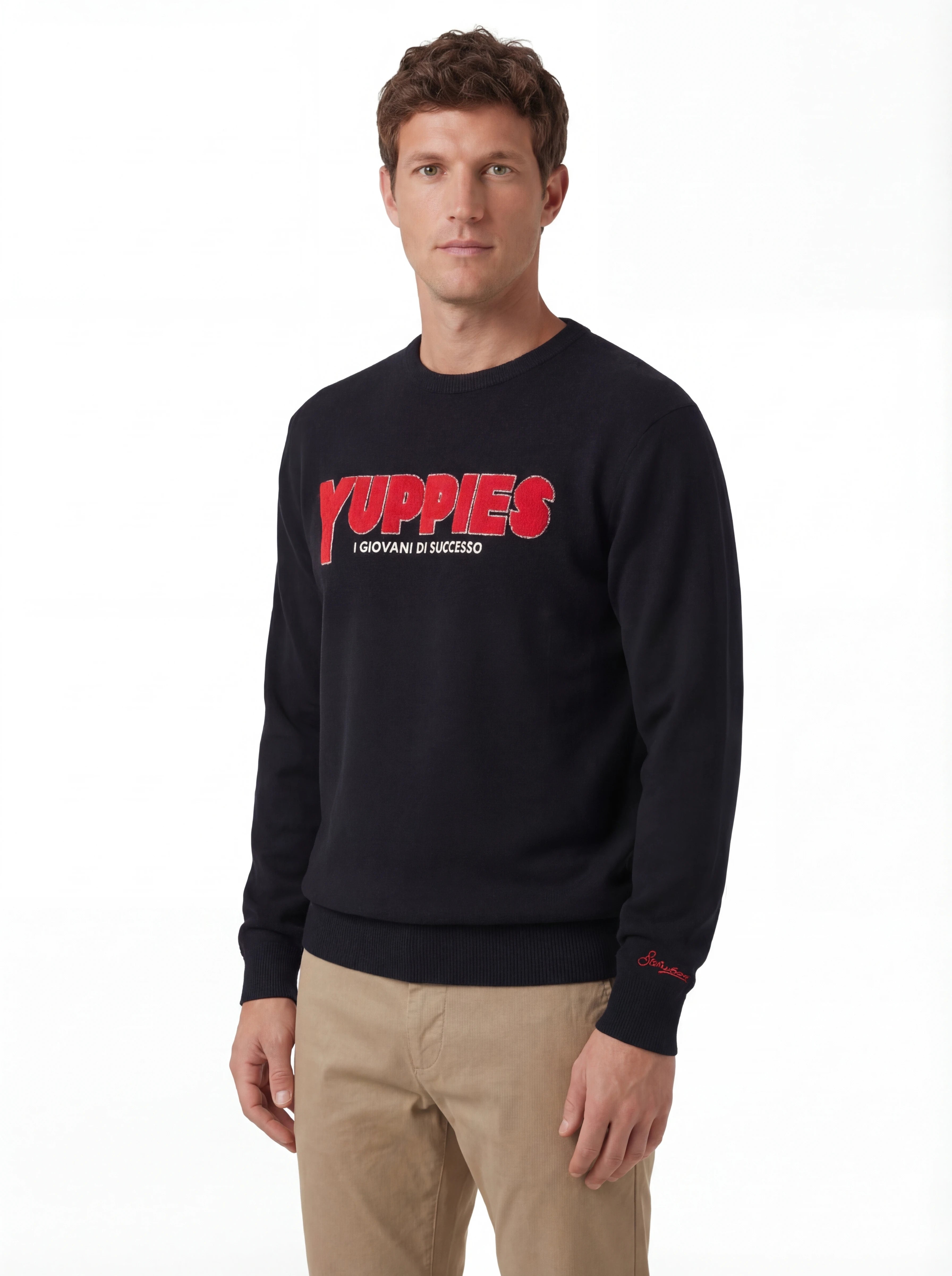 Modello indossa frontalmente maglia girocollo scritta yuppiesmaglia nero Saint Barth Heron in lana