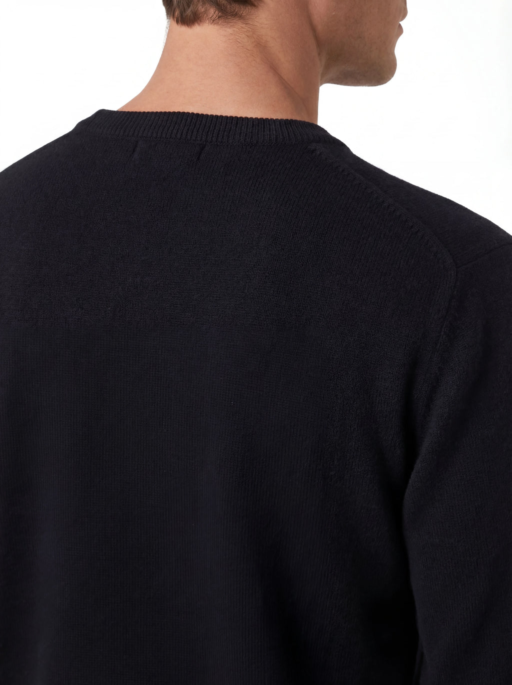 Modello visto da dietro maglia girocollo scritta yuppiesmaglia nero Saint Barth Heron in lana