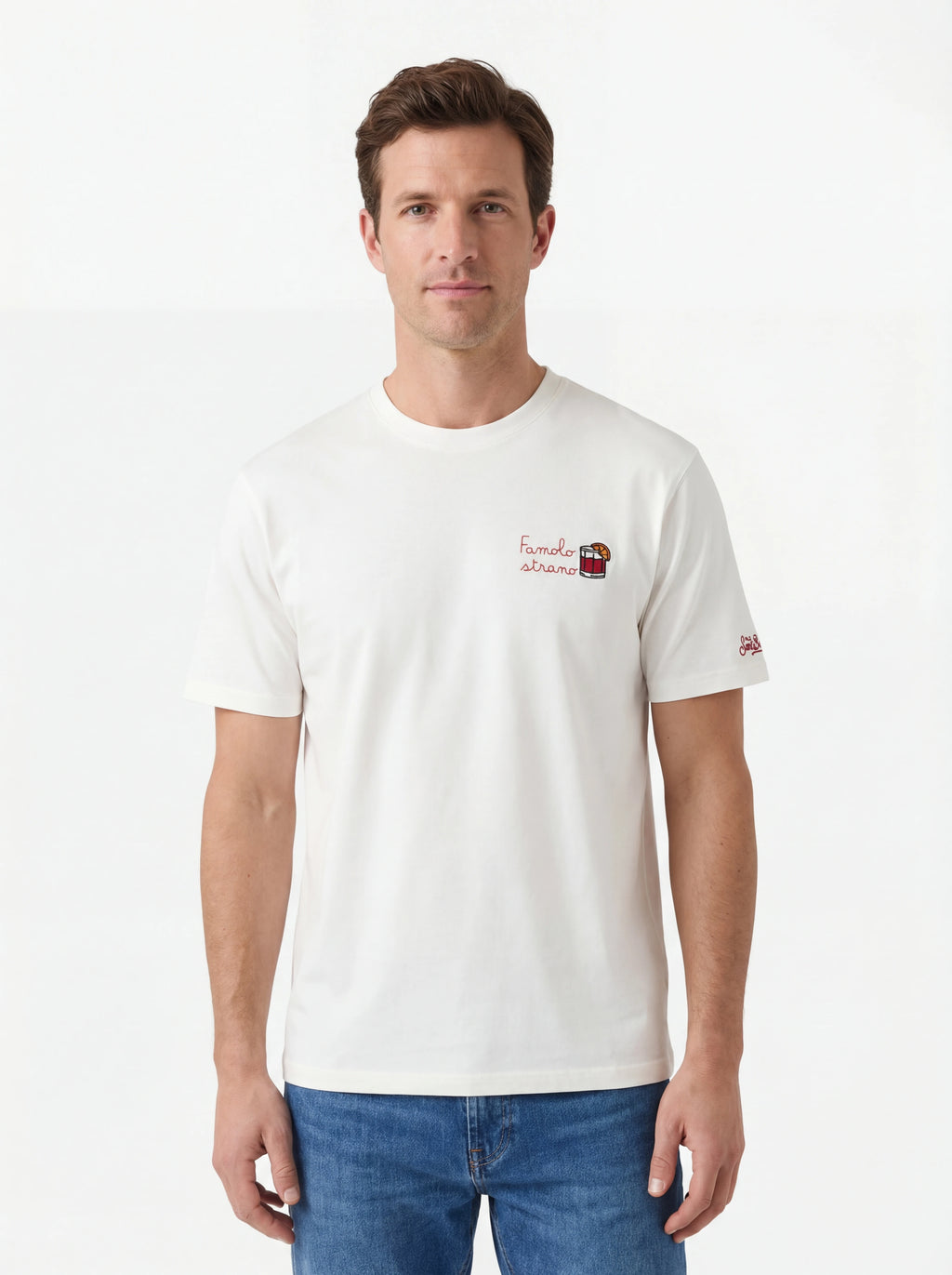 Modello frontalmente t-shirt bianco scritta “Famolo Strano” Saint Barth cotone