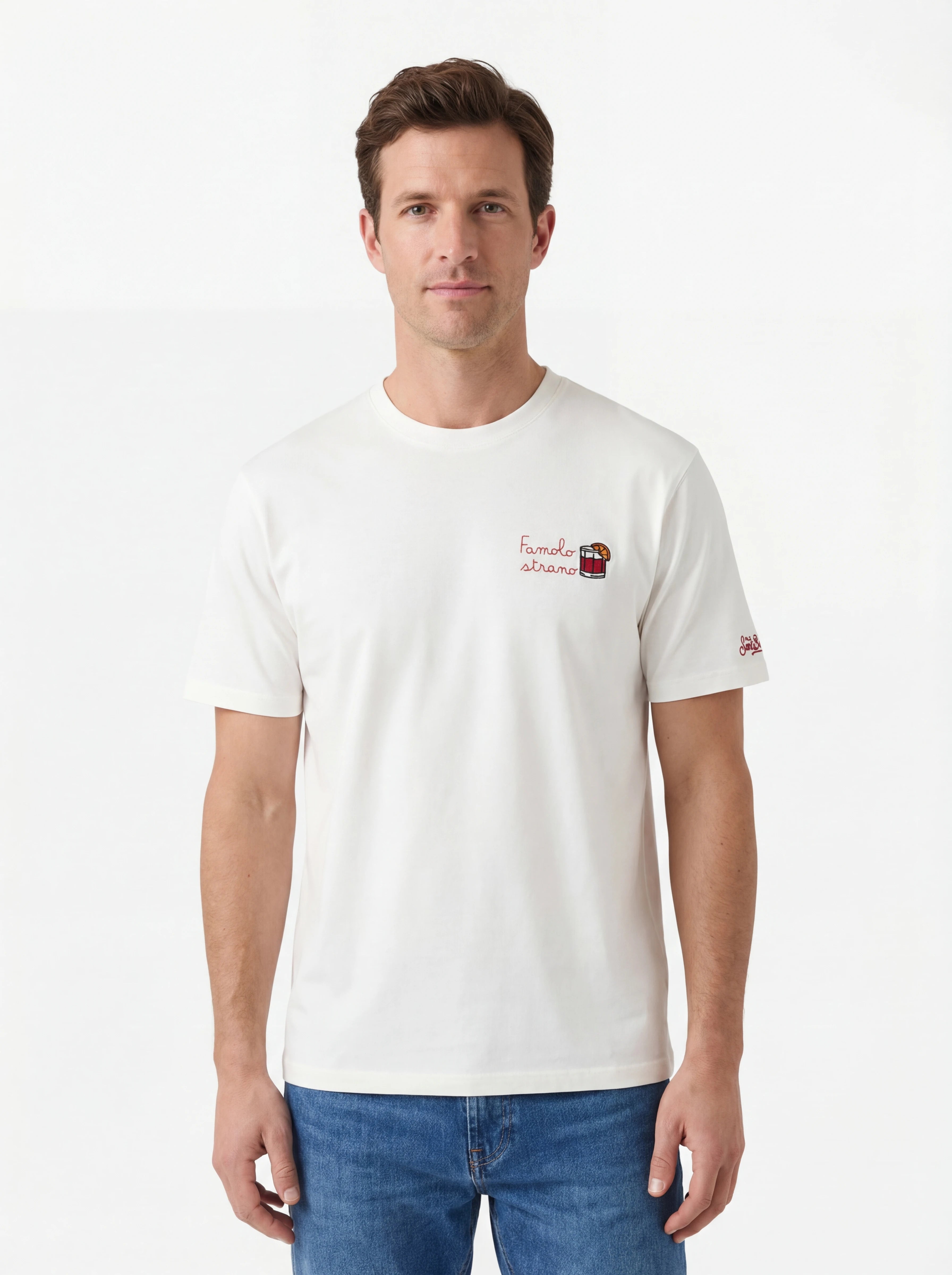 Modello frontalmente t-shirt bianco scritta “Famolo Strano” Saint Barth cotone