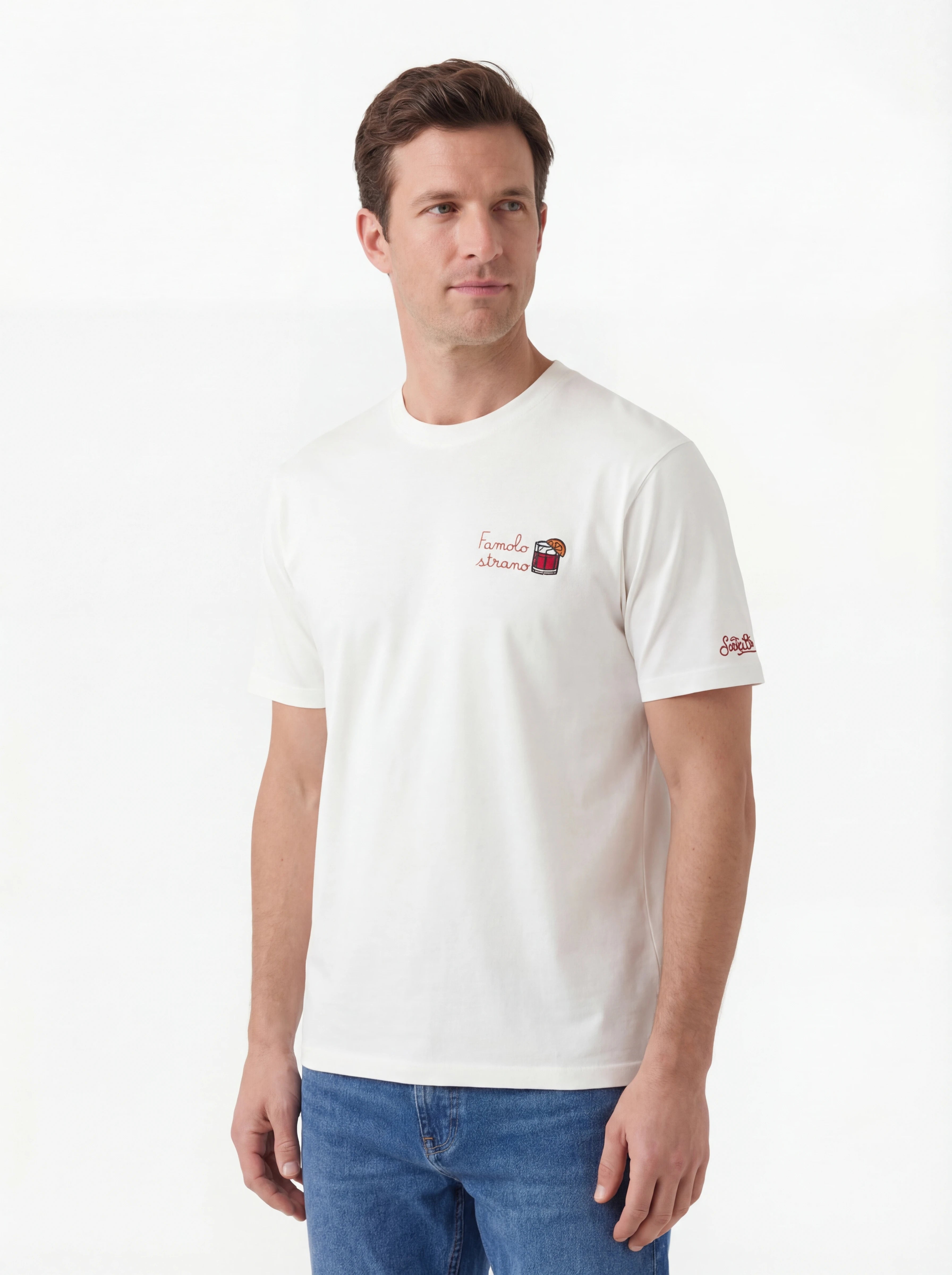 Dettaglio t-shirt bianco scritta “Famolo Strano” Saint Barth cotone