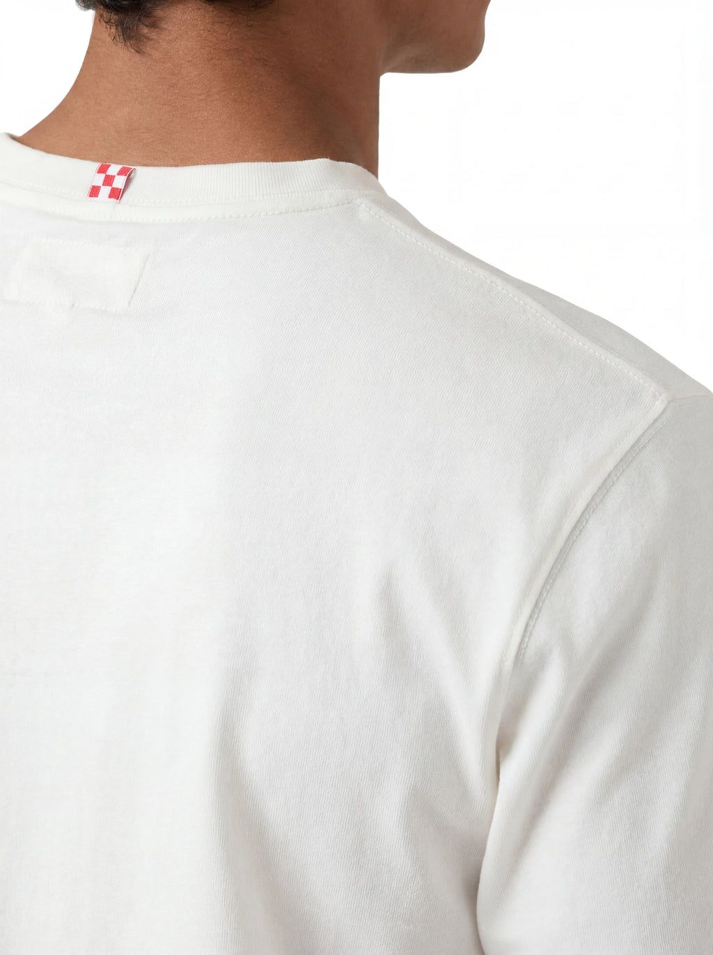 Modello a 45 gradi t-shirt bianco scritta “Famolo Strano” Saint Barth cotone