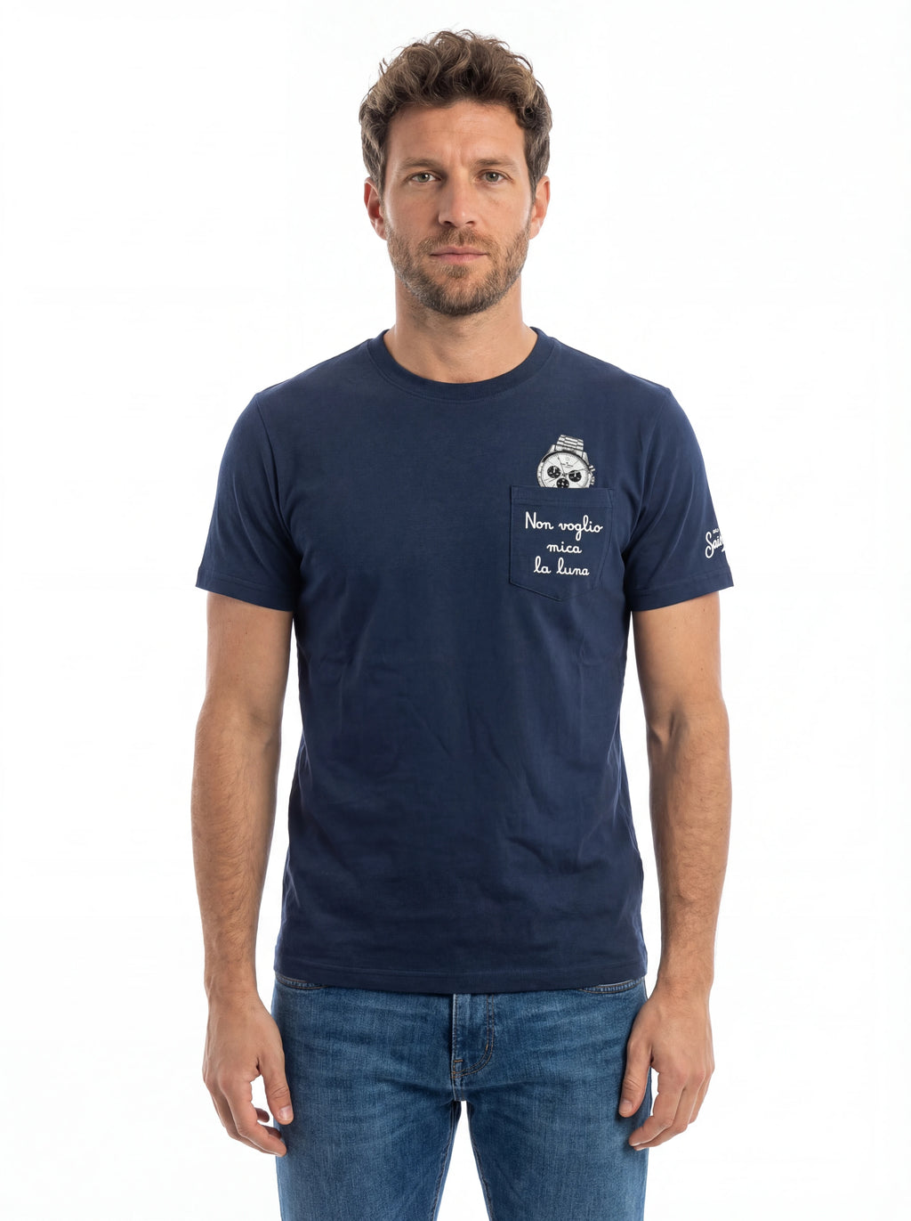 Modello frontalmente t-shirt blu scritta “Non voglio mica la lun” Saint Barth cotone