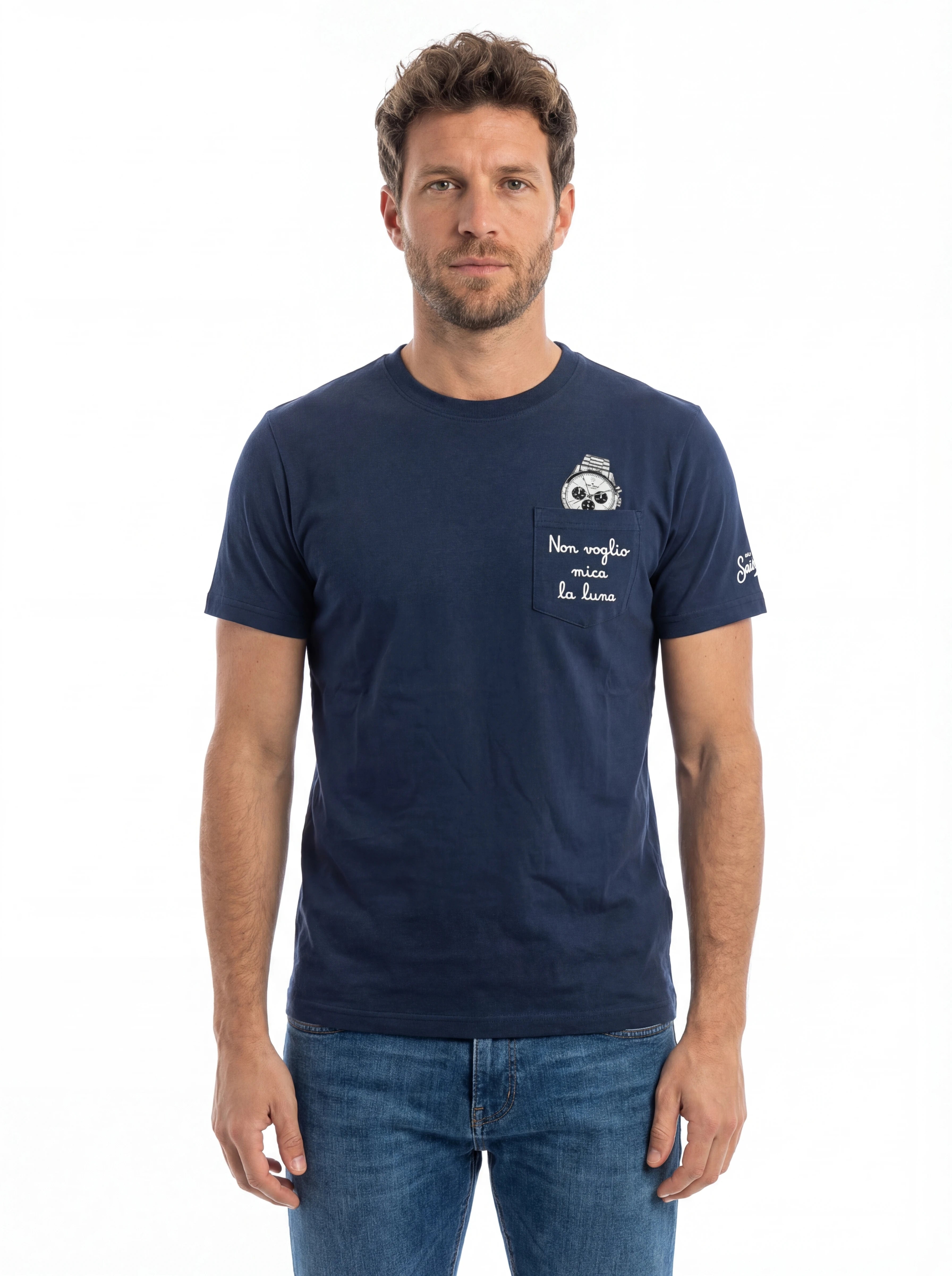 Modello frontalmente t-shirt blu scritta “Non voglio mica la lun” Saint Barth cotone