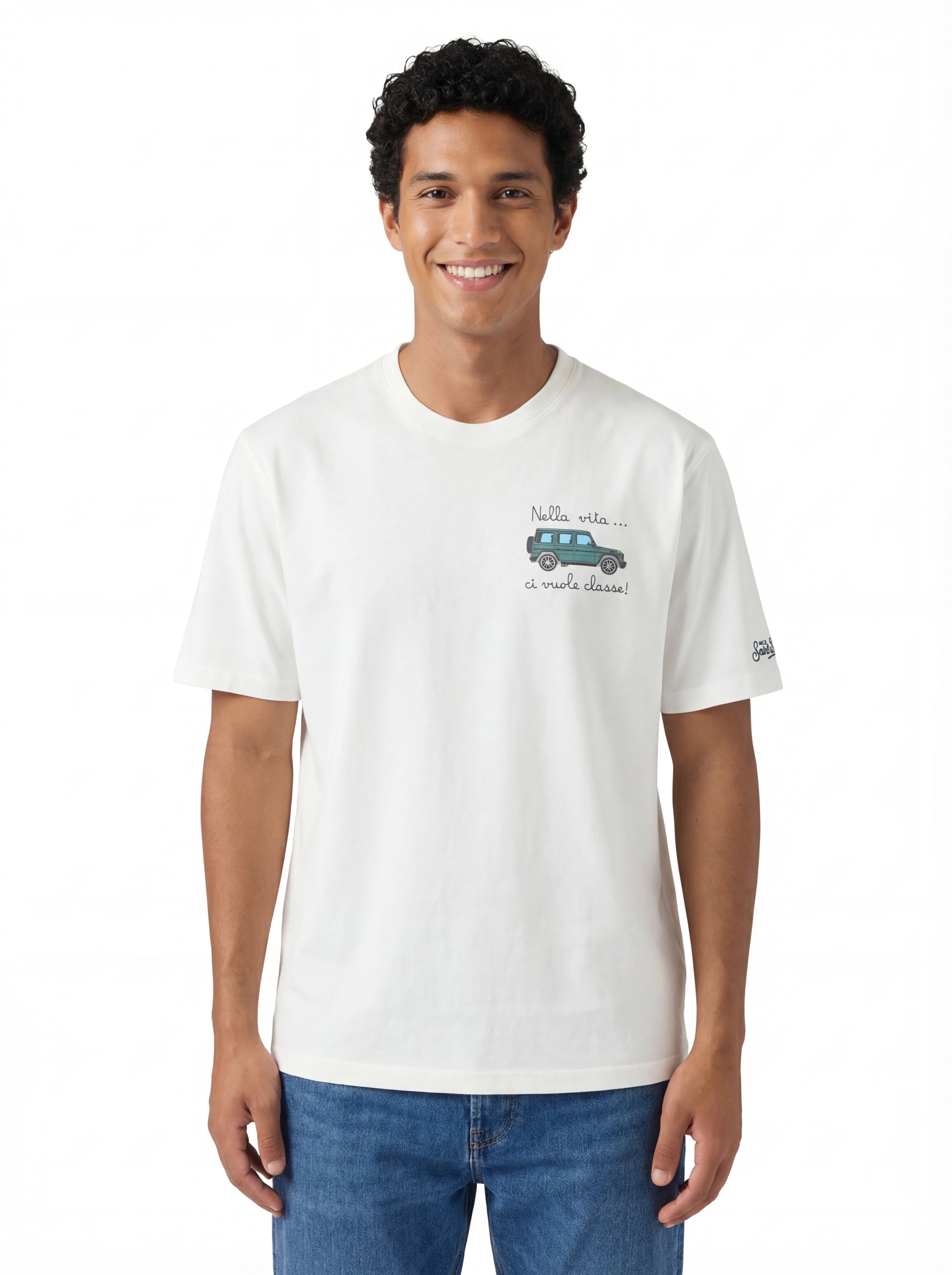 Modello frontalmente t-shirt bianco scritta “Nella Vita.. Ci vuole” Saint Barth cotone