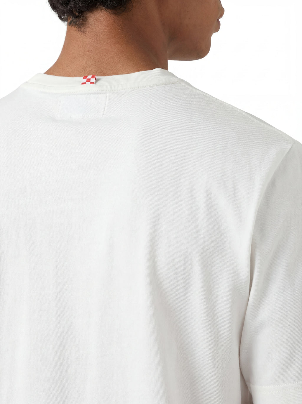 Dettaglio t-shirt bianco scritta “Nella Vita.. Ci vuole” Saint Barth cotone