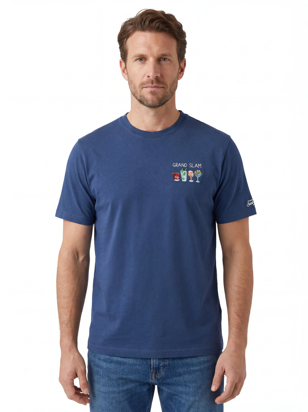 Modello frontalmente t-shirt blu scritta “GRAND SLAM” Saint Barth cotone