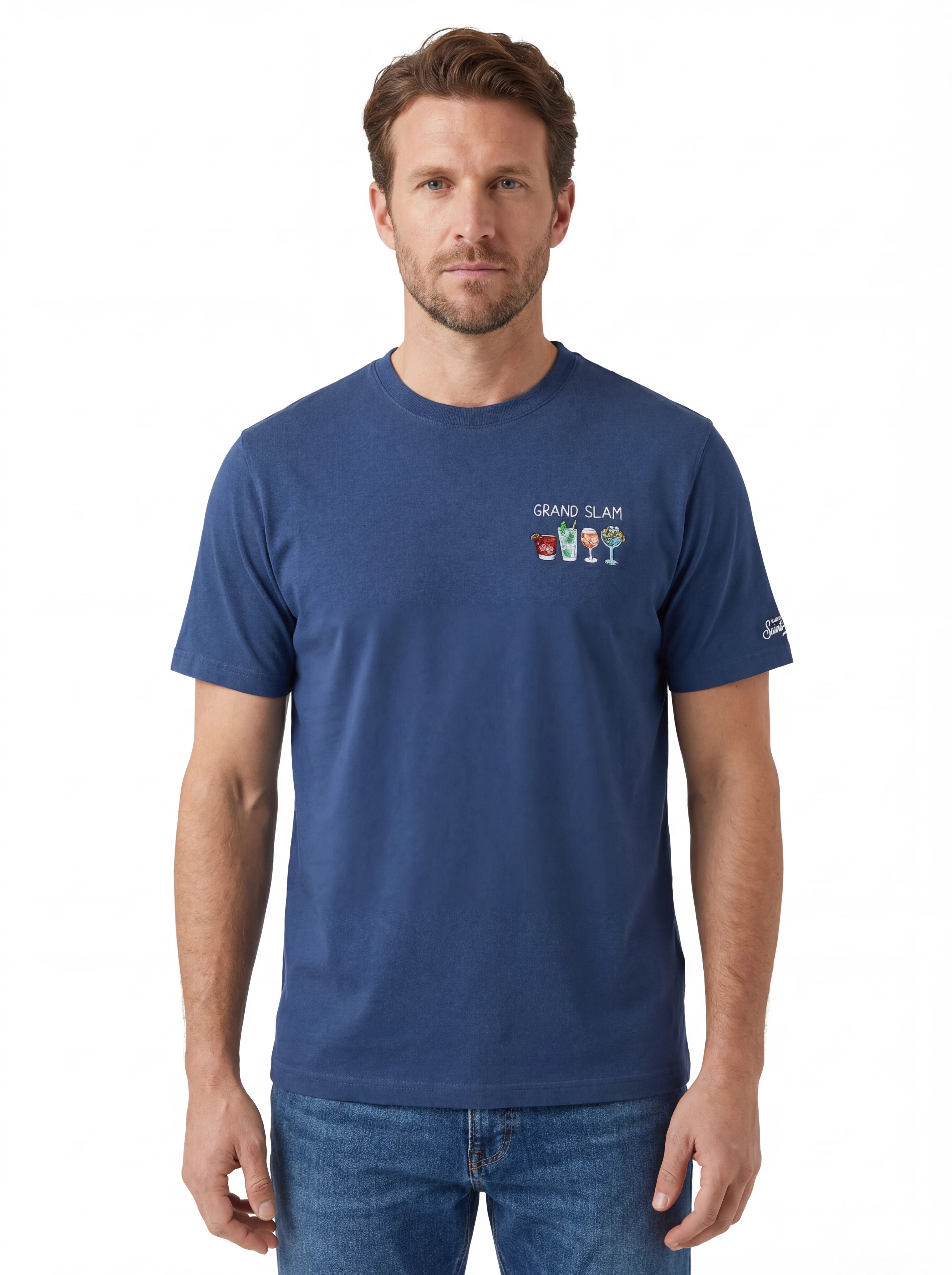 Modello frontalmente t-shirt blu scritta “GRAND SLAM” Saint Barth cotone
