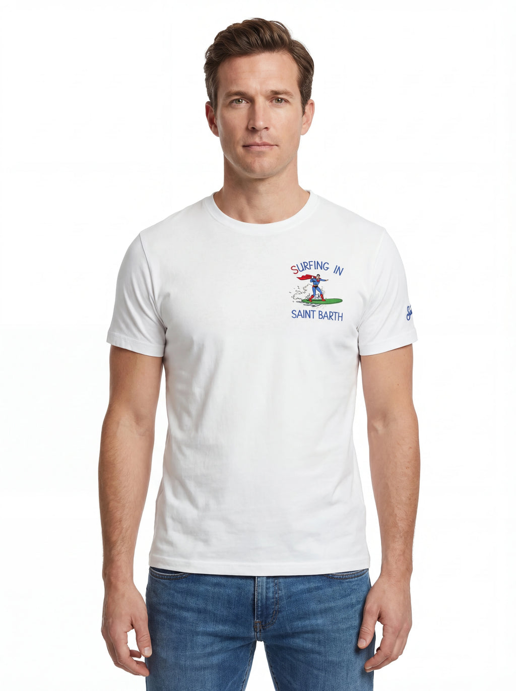 Modello frontalmente t-shirt bianco scritta “Surfing in Saint Barth” Saint Barth cotone