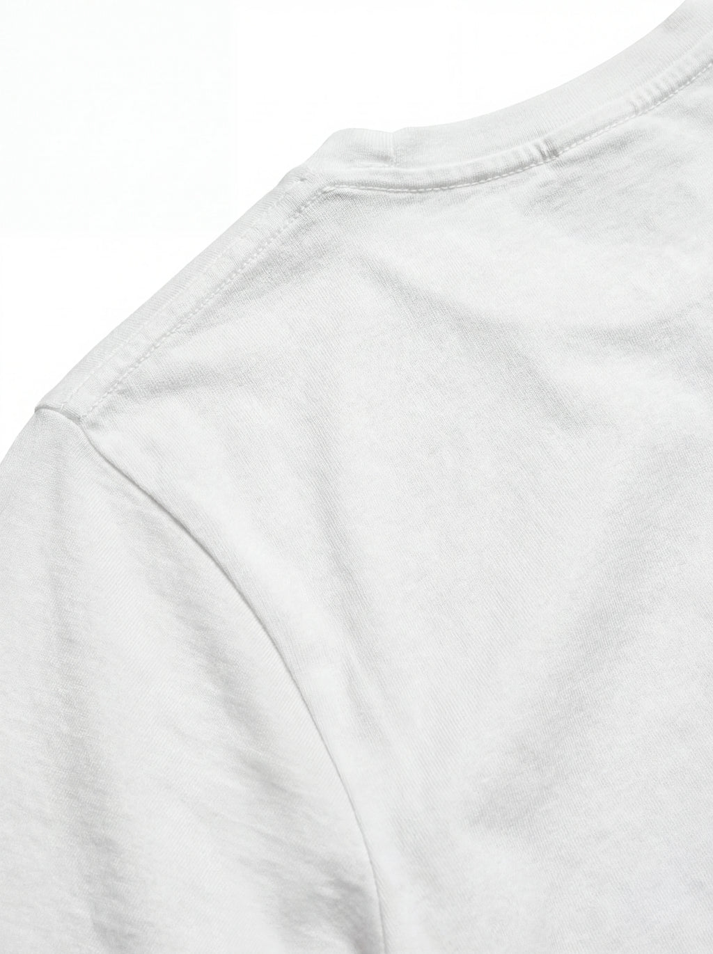 Close-up dettagli t-shirt bianco scritta “Surfing in Saint Barth” Saint Barth cotone