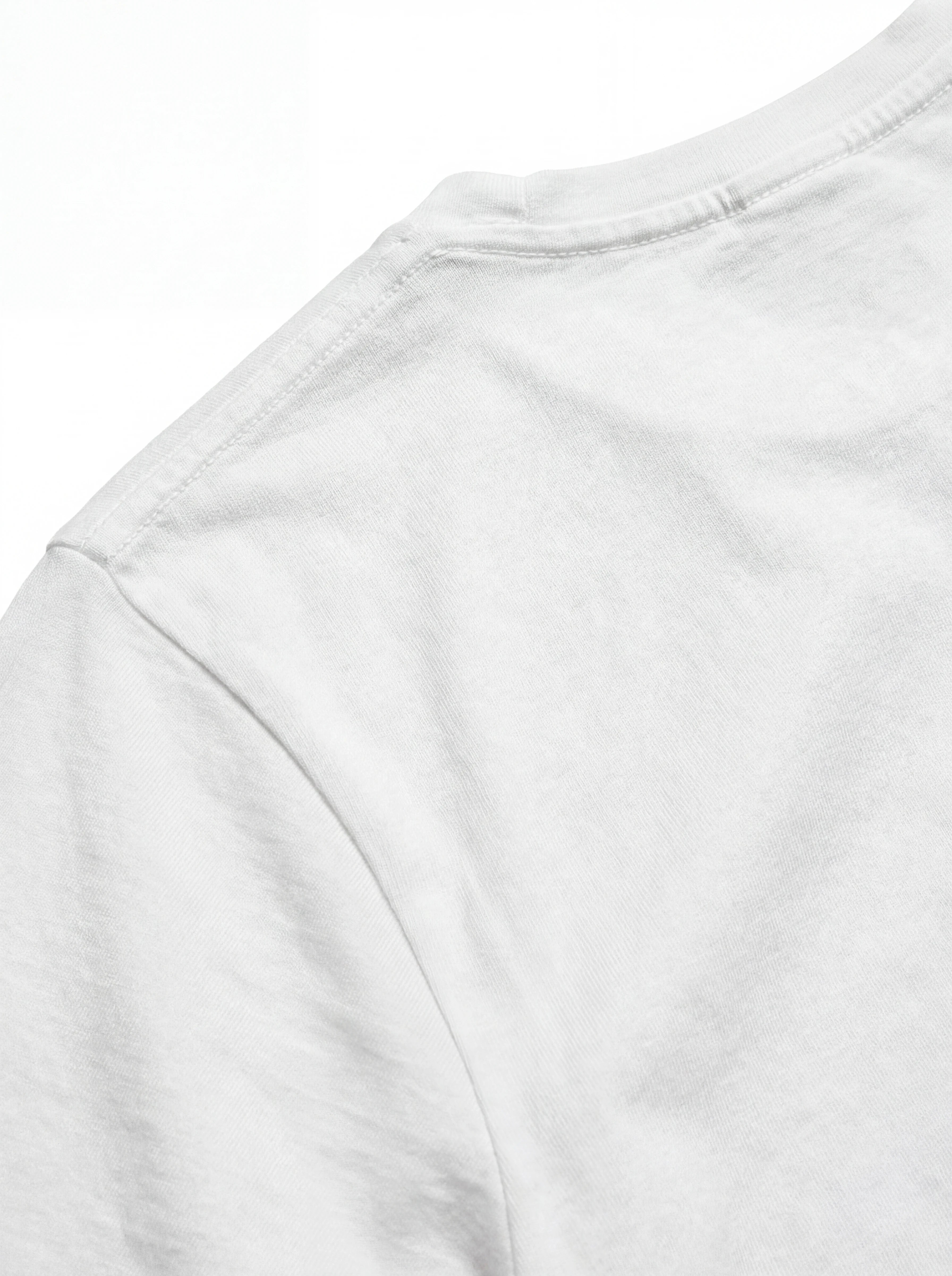 Close-up dettagli t-shirt bianco scritta “Surfing in Saint Barth” Saint Barth cotone