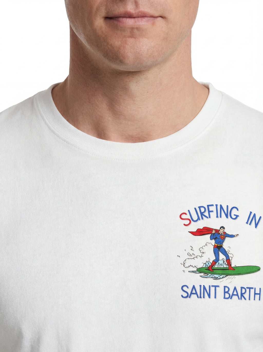 Dettaglio t-shirt bianco scritta “Surfing in Saint Barth” Saint Barth cotone