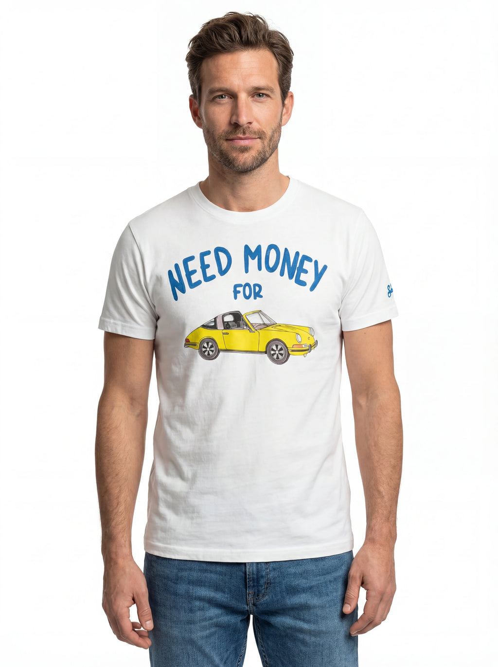 Modello frontalmente t-shirt bianco scritta “NEED MONEY FOR” Saint Barth cotone