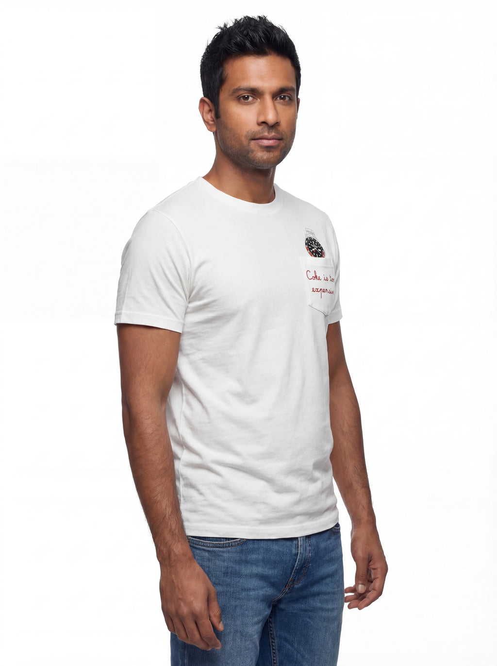 T-shirt su sfondo neutro da dietro t-shirt bianco scritta “Coke is too expensive” Saint Barth cotone