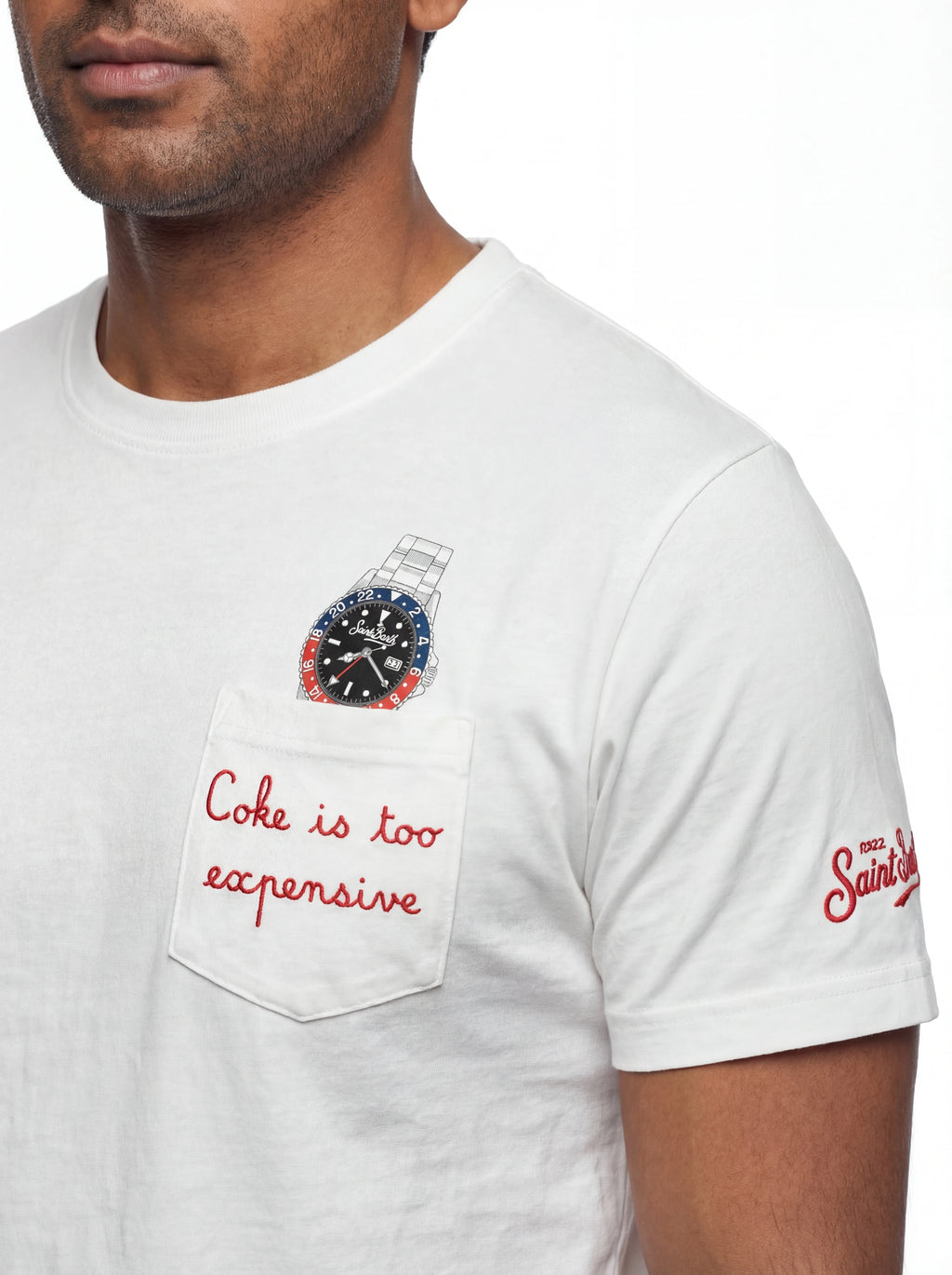 T-shirt su sfondo neutro frontale t-shirt bianco scritta “Coke is too expensive” Saint Barth cotone