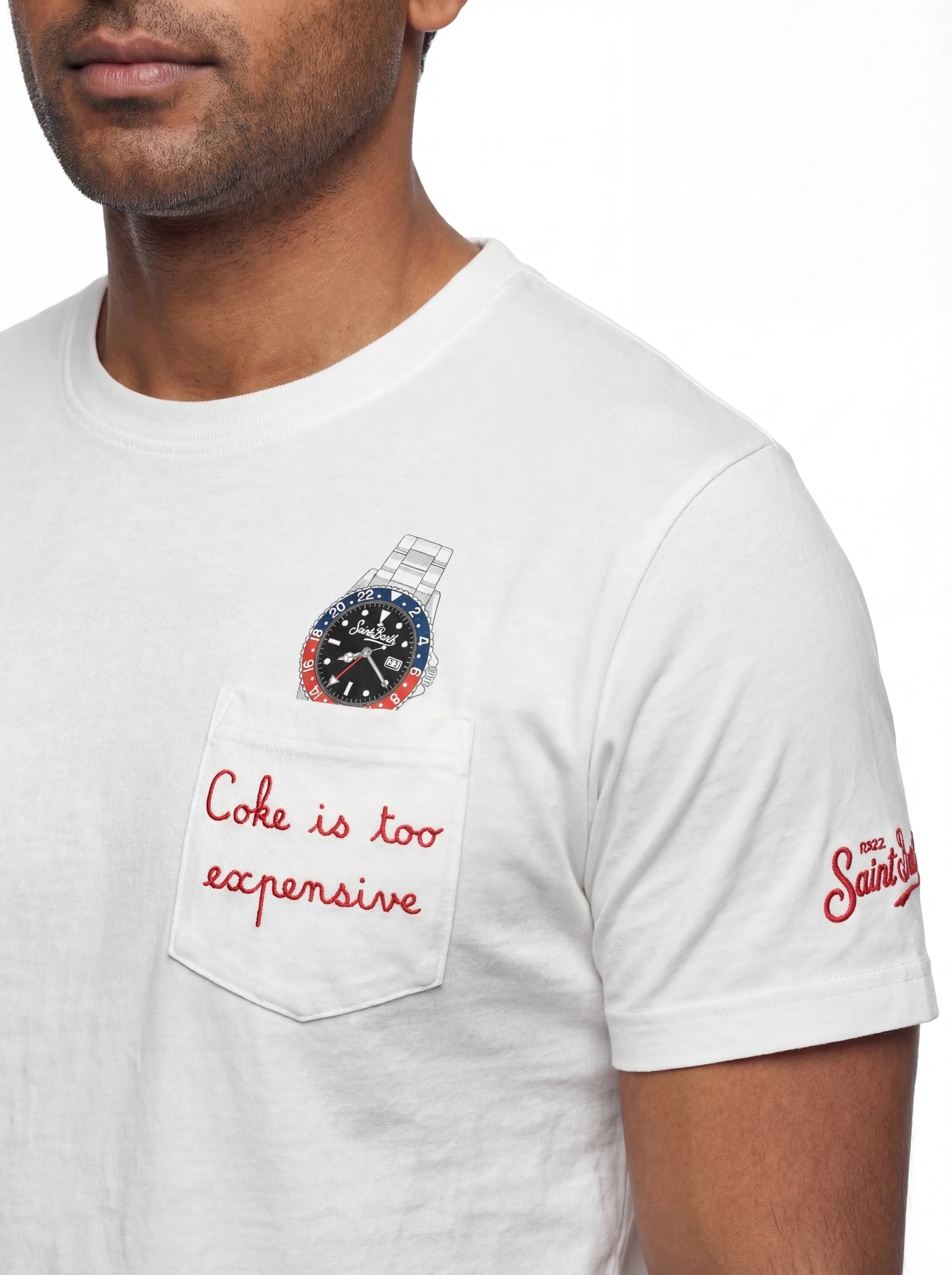 T-shirt su sfondo neutro frontale t-shirt bianco scritta “Coke is too expensive” Saint Barth cotone