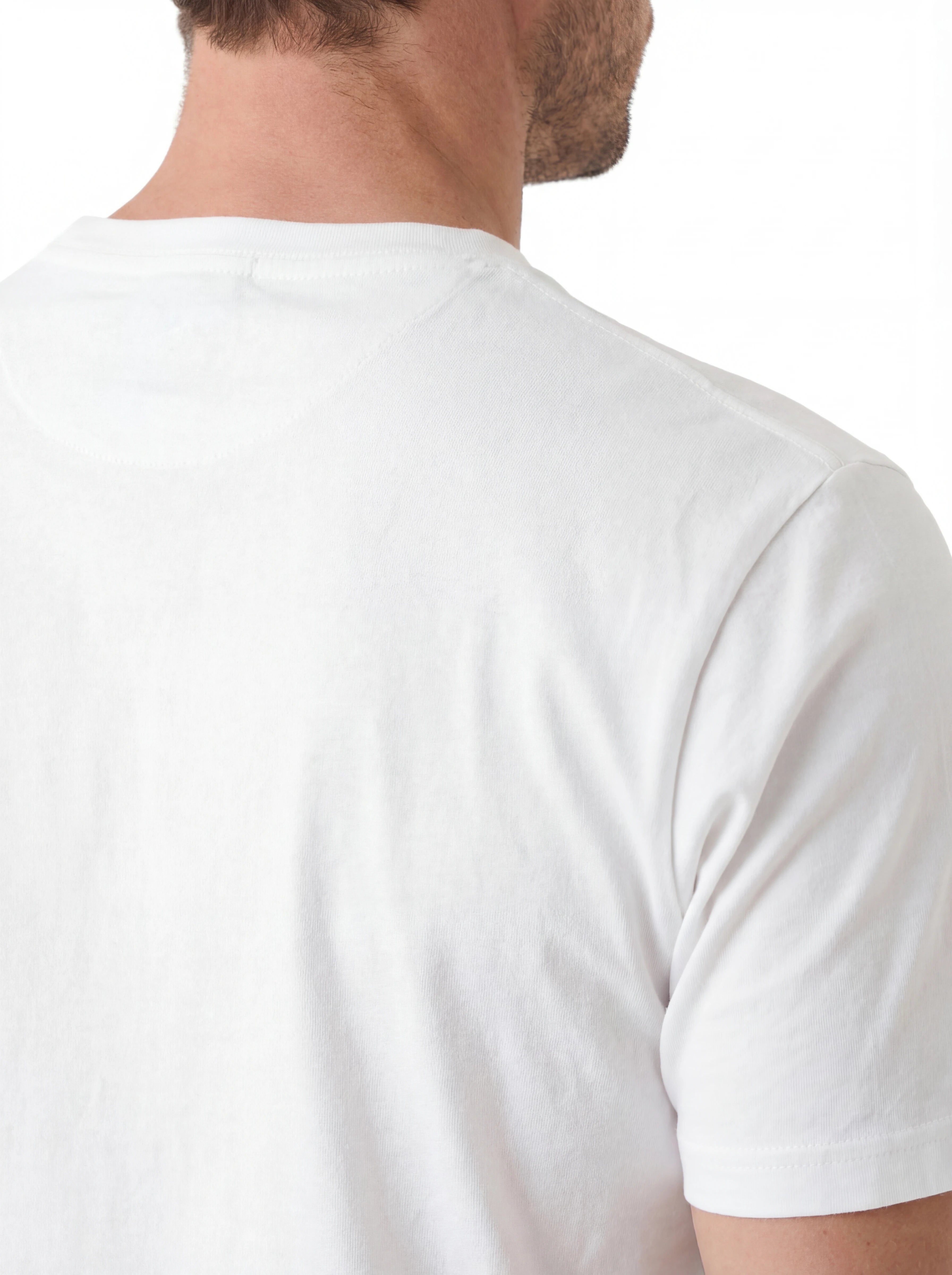 Close-up dettagli t-shirt bianco scritta “Famolo Strano” Saint Barth cotone