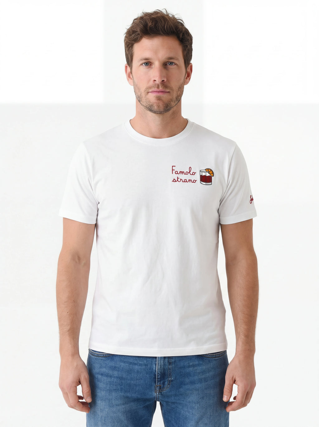 Modello frontalmente t-shirt bianco scritta “Famolo Strano” Saint Barth cotone