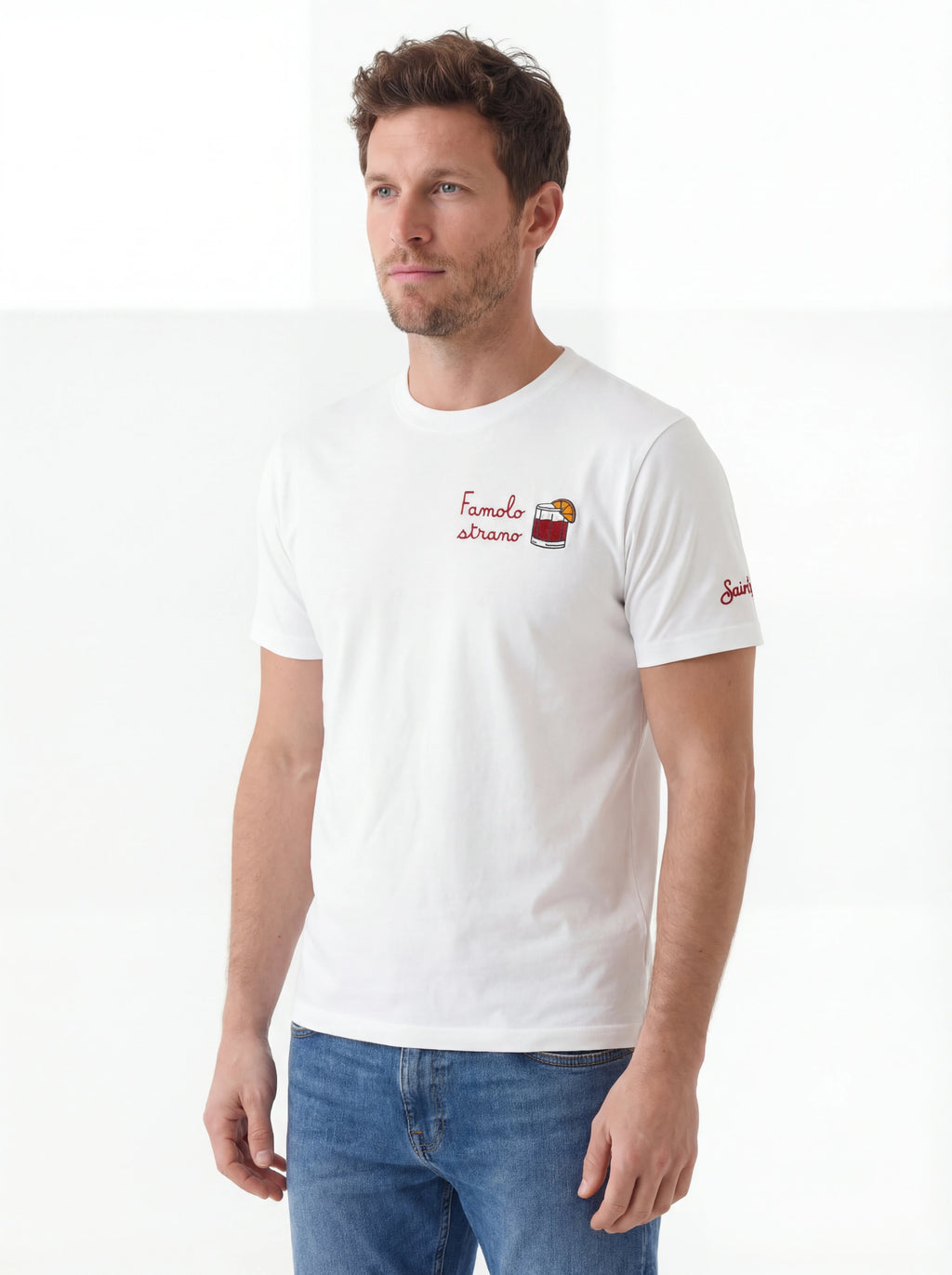 Modello a 45 gradi t-shirt bianco scritta “Famolo Strano” Saint Barth cotone