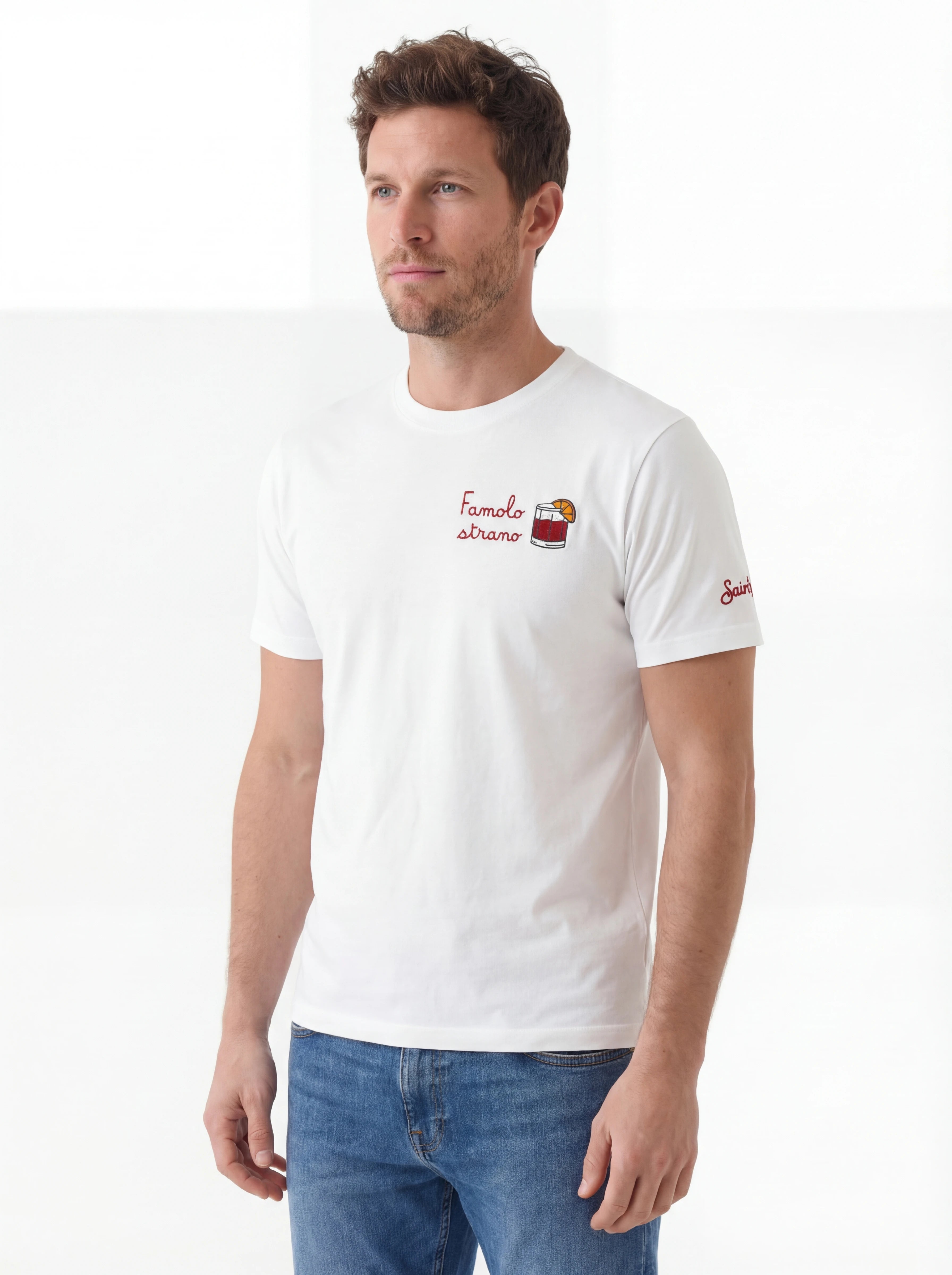Modello a 45 gradi t-shirt bianco scritta “Famolo Strano” Saint Barth cotone