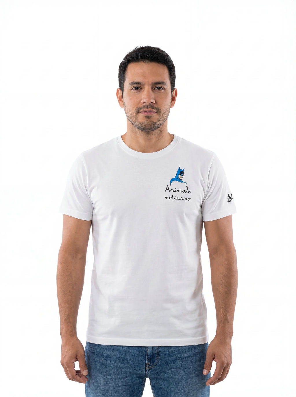 Modello frontalmente t-shirt bianco scritta “Night Legend” Saint Barth cotone