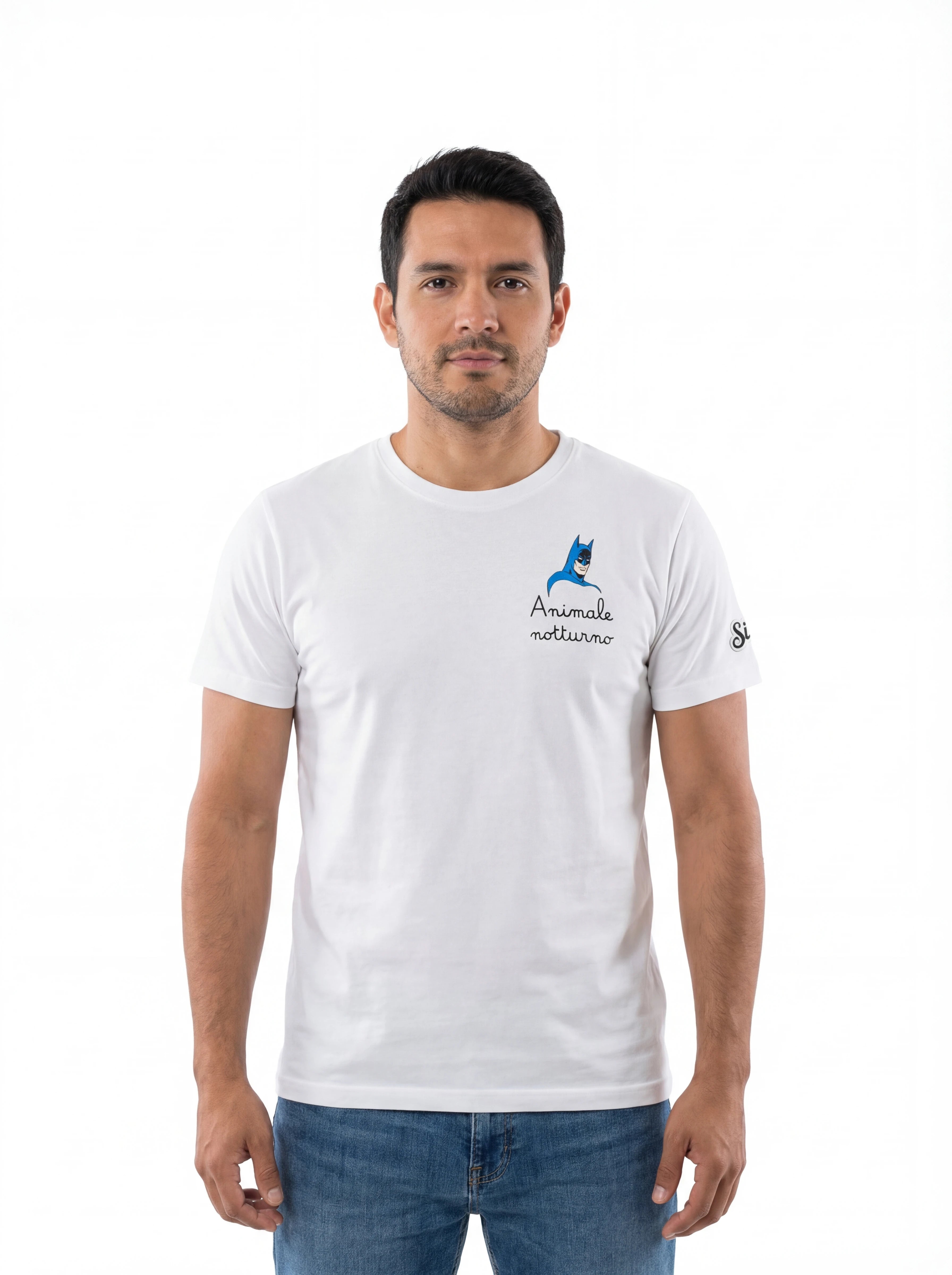 Modello frontalmente t-shirt bianco scritta “Night Legend” Saint Barth cotone