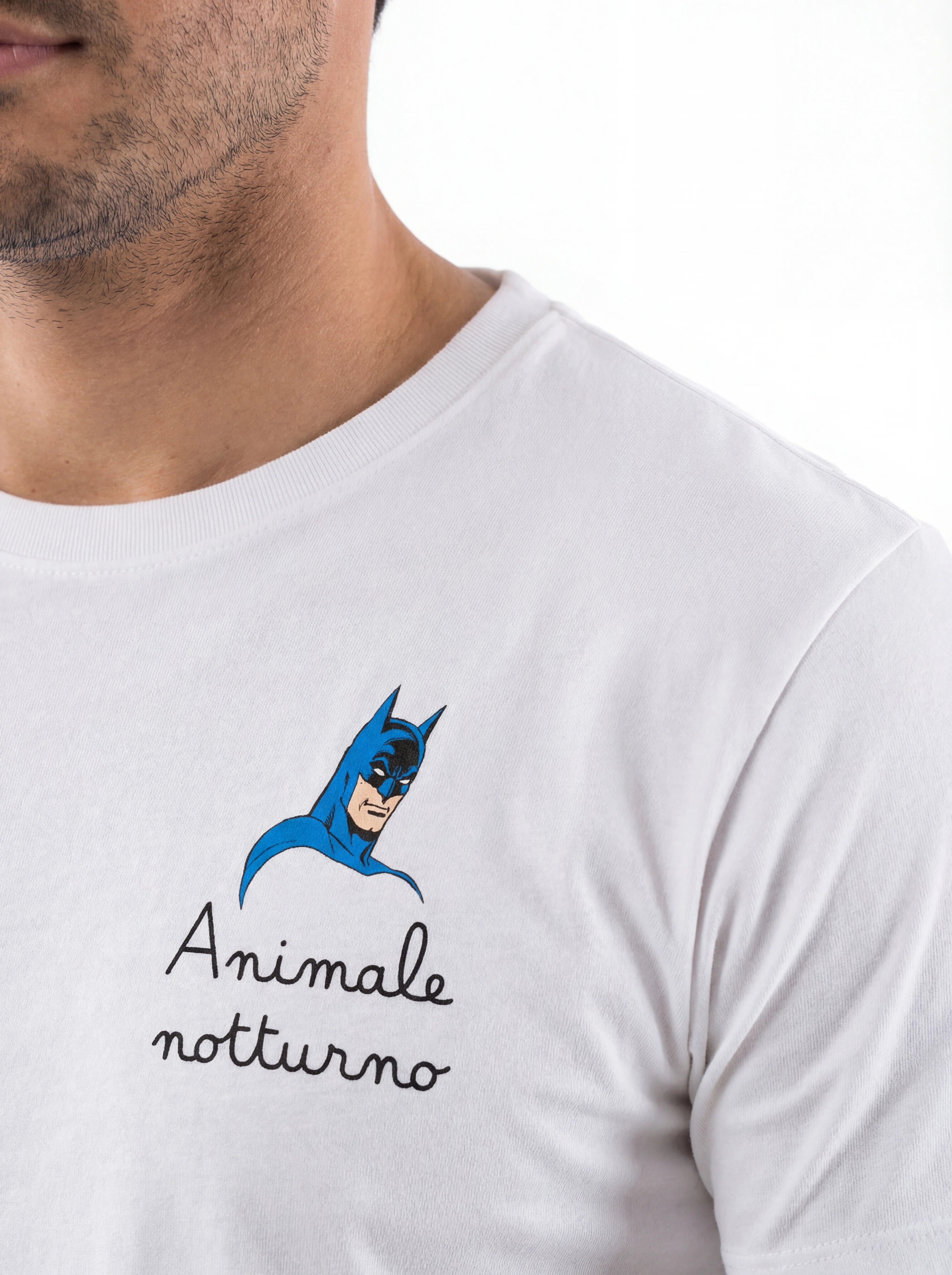 T-shirt su sfondo neutro frontale t-shirt bianco scritta “Night Legend” Saint Barth cotone