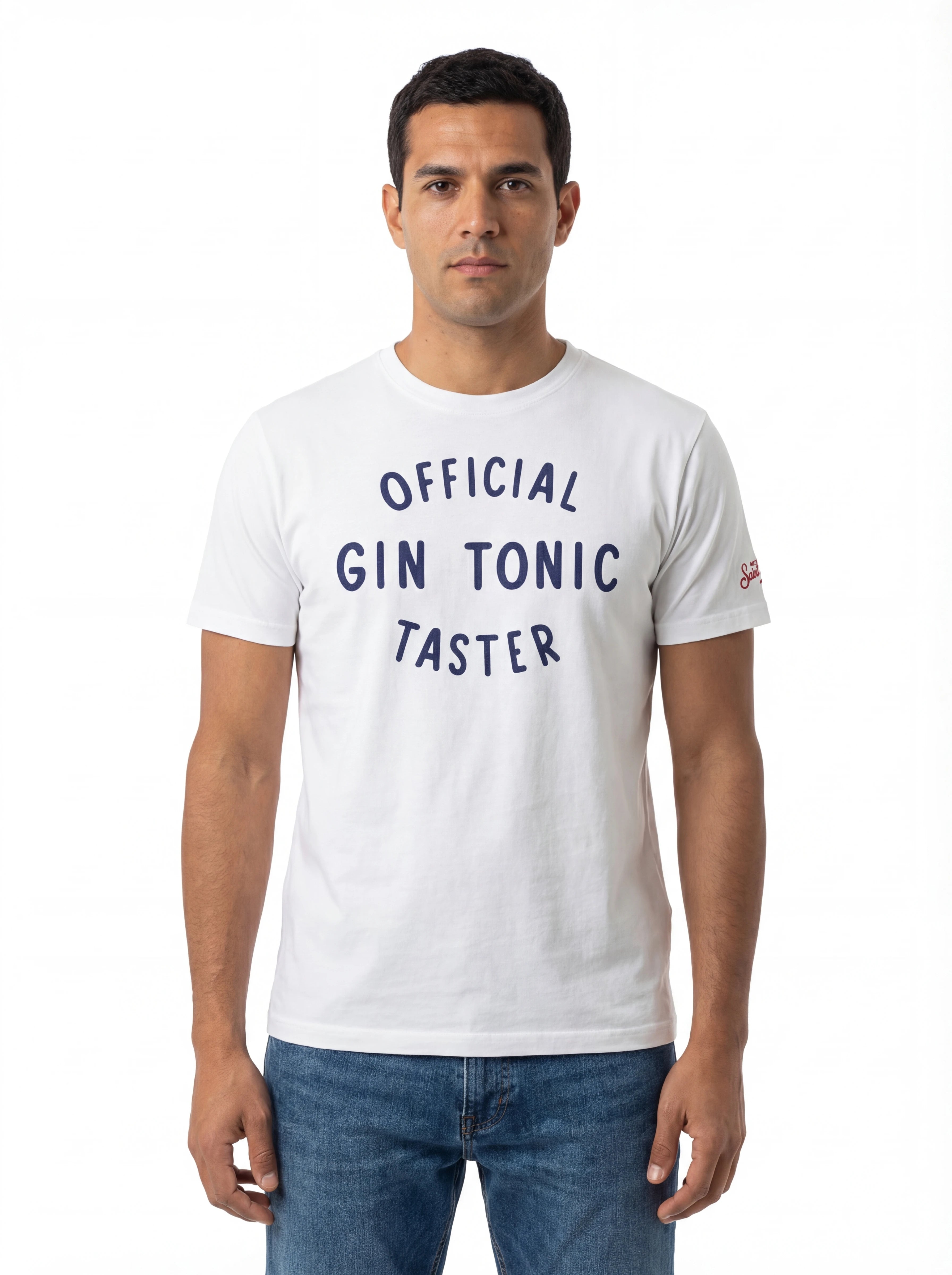 Modello frontalmente t-shirt bianco scritta “OFFICIAL GIN TONIC TAS” Saint Barth cotone