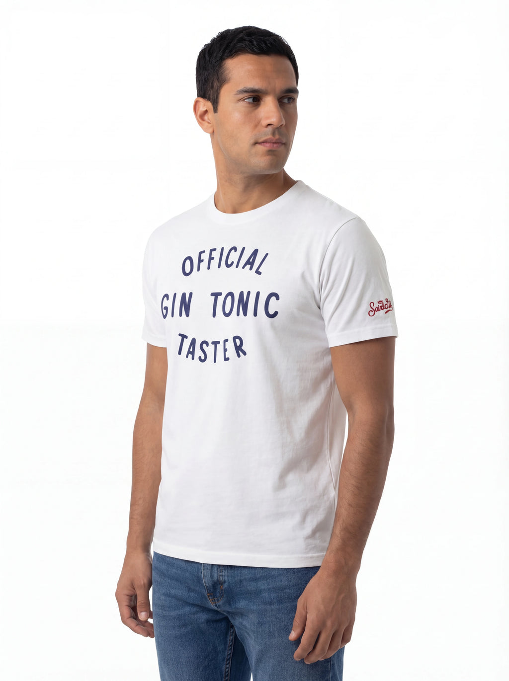 T-shirt su sfondo neutro frontale t-shirt bianco scritta “OFFICIAL GIN TONIC TAS” Saint Barth cotone