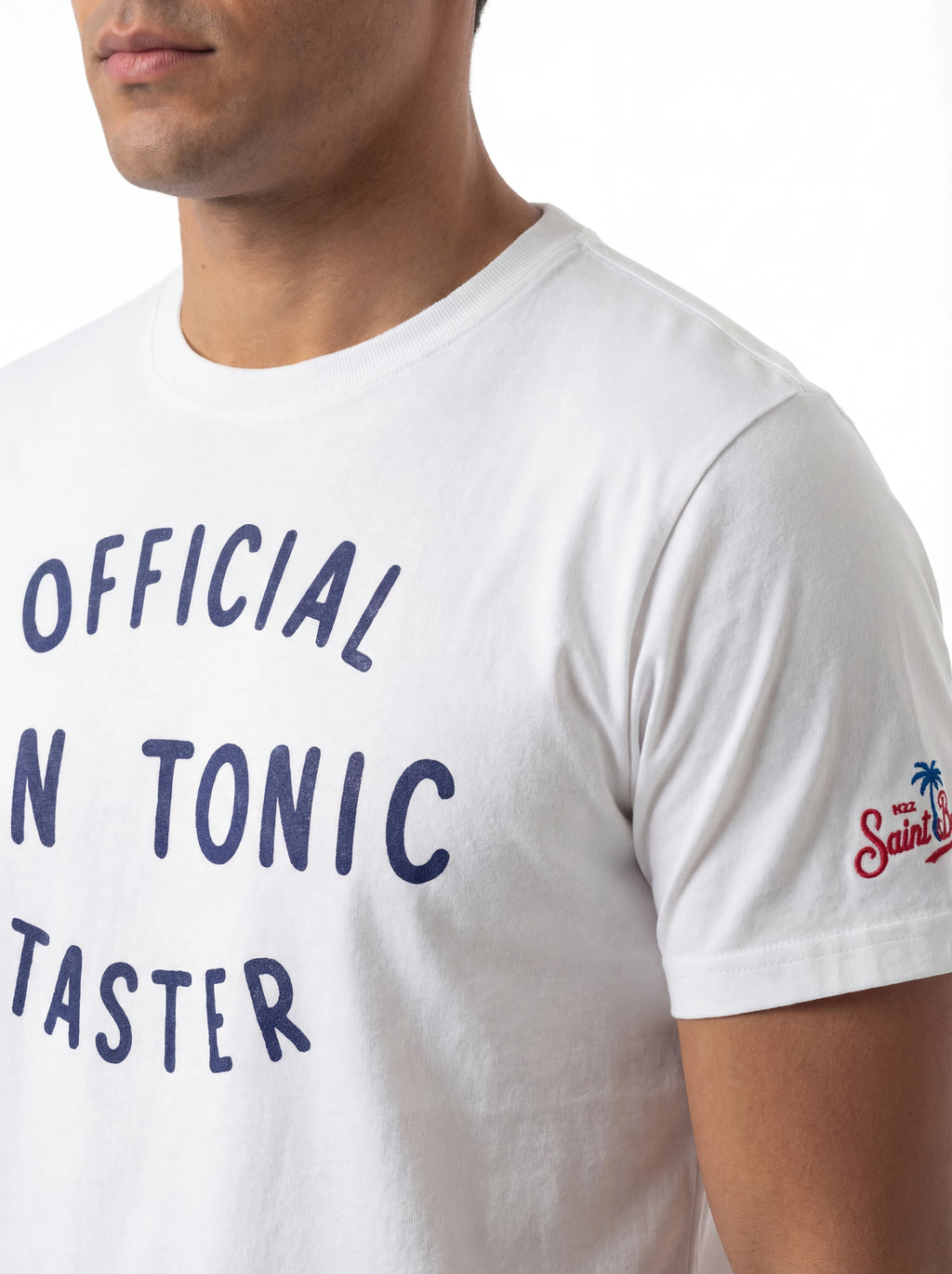 Modello a 45 gradi t-shirt bianco scritta “OFFICIAL GIN TONIC TAS” Saint Barth cotone
