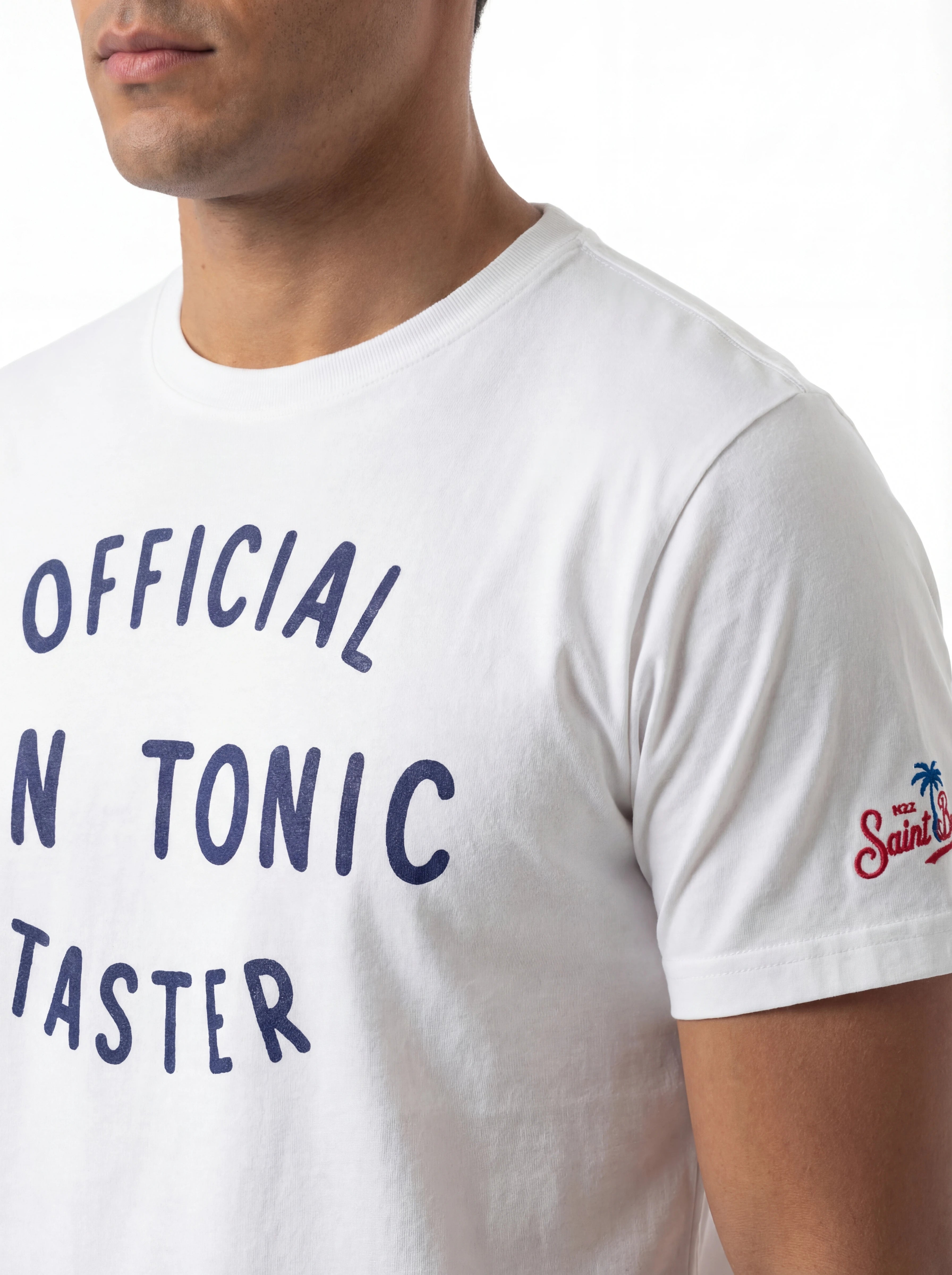 Modello a 45 gradi t-shirt bianco scritta “OFFICIAL GIN TONIC TAS” Saint Barth cotone