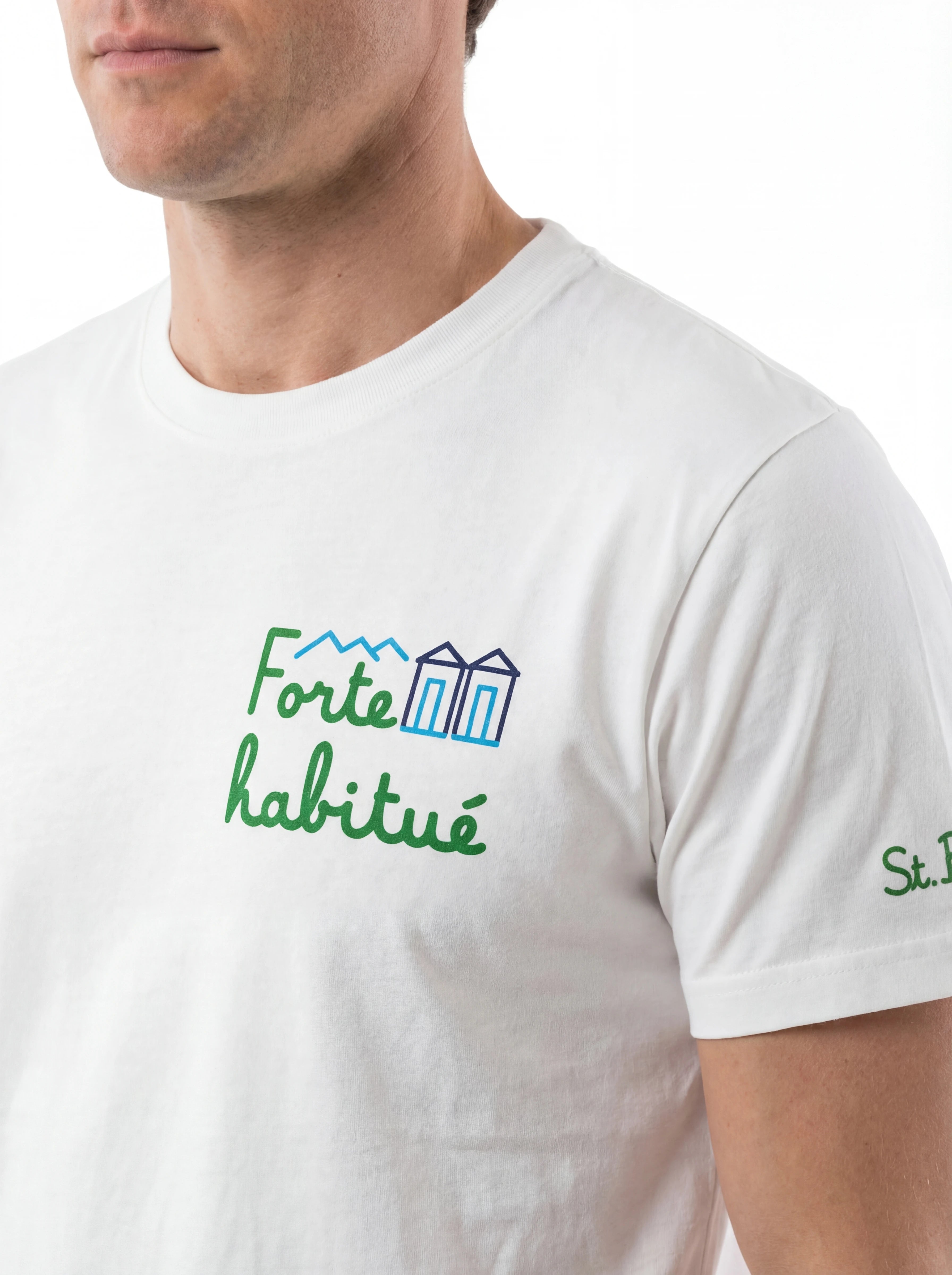 T-shirt su sfondo neutro da dietro t-shirt bianco scritta “Forte Habituè” Saint Barth cotone