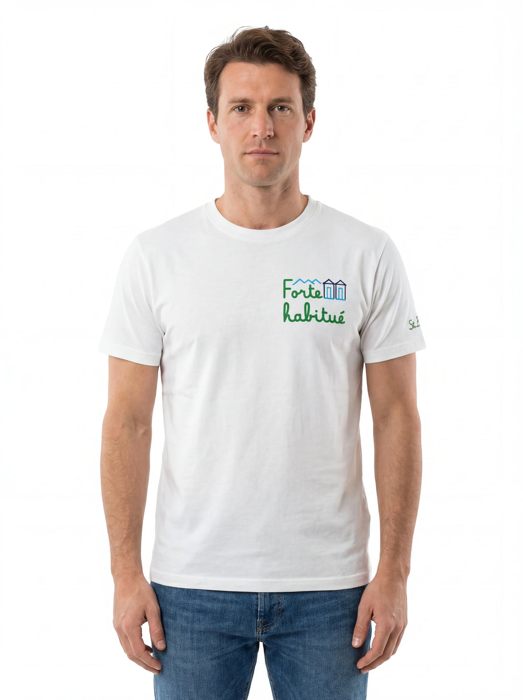 Modello frontalmente t-shirt bianco scritta “Forte Habituè” Saint Barth cotone