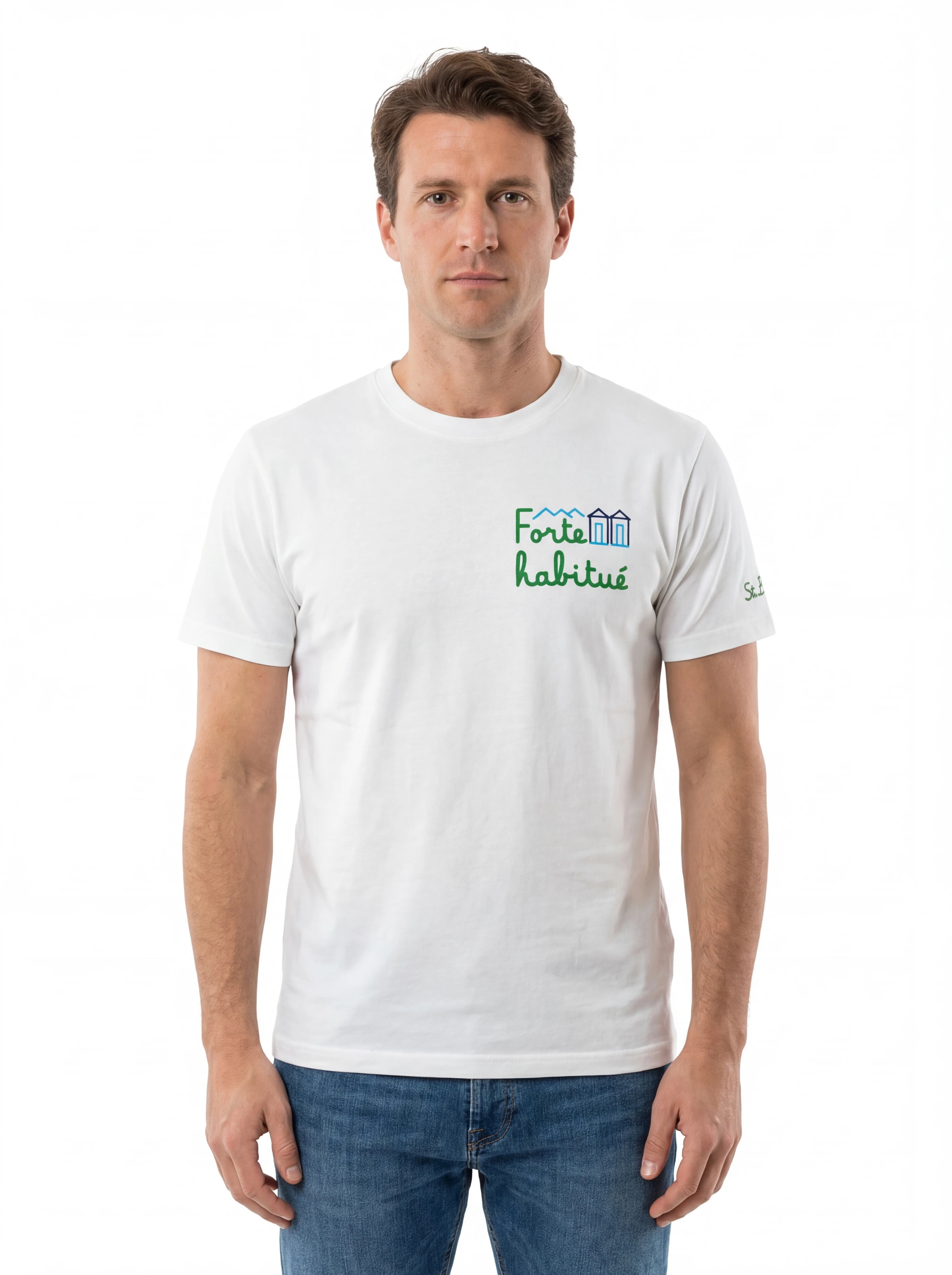 Modello frontalmente t-shirt bianco scritta “Forte Habituè” Saint Barth cotone