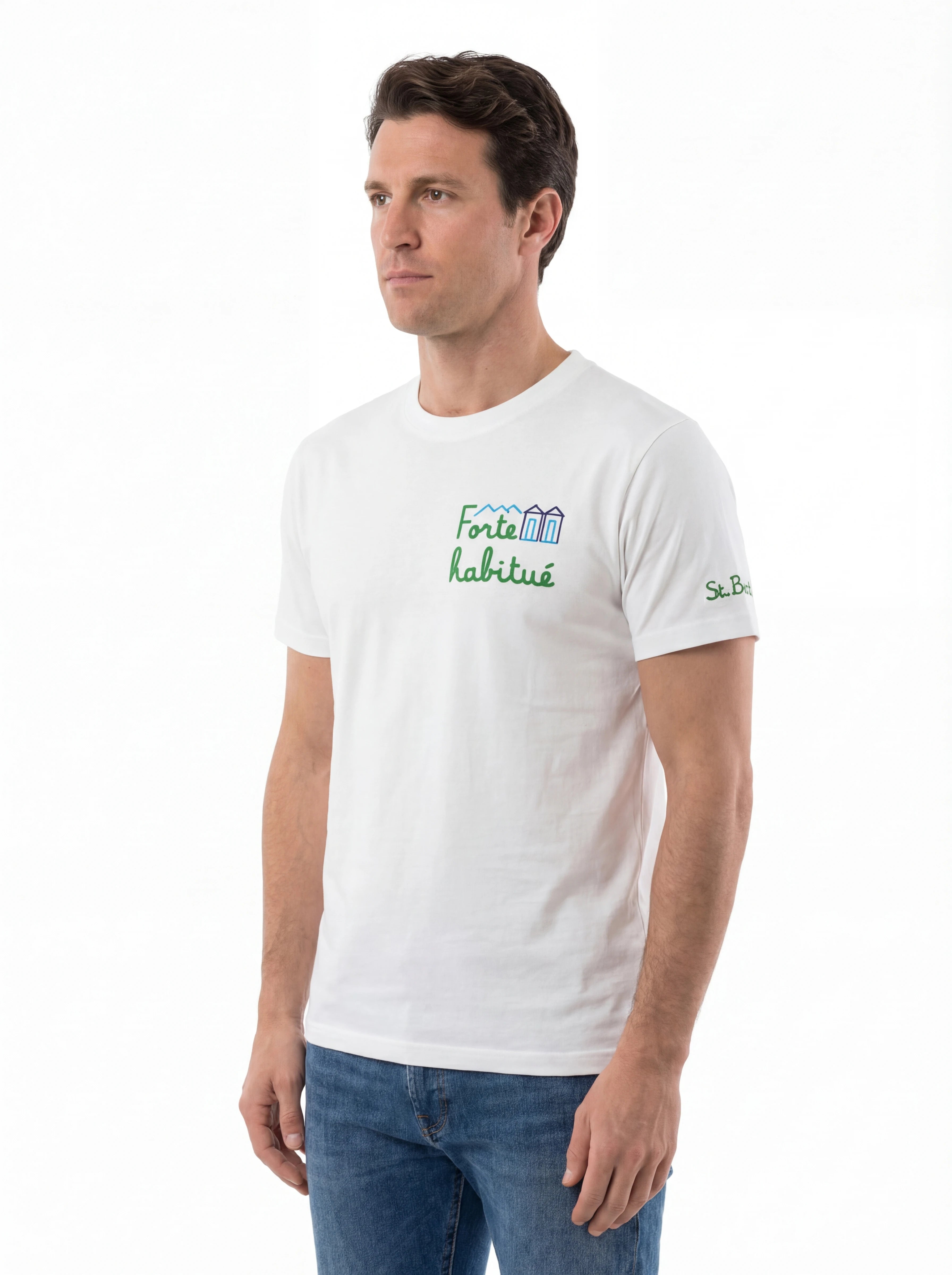 Modello a 45 gradi t-shirt bianco scritta “Forte Habituè” Saint Barth cotone