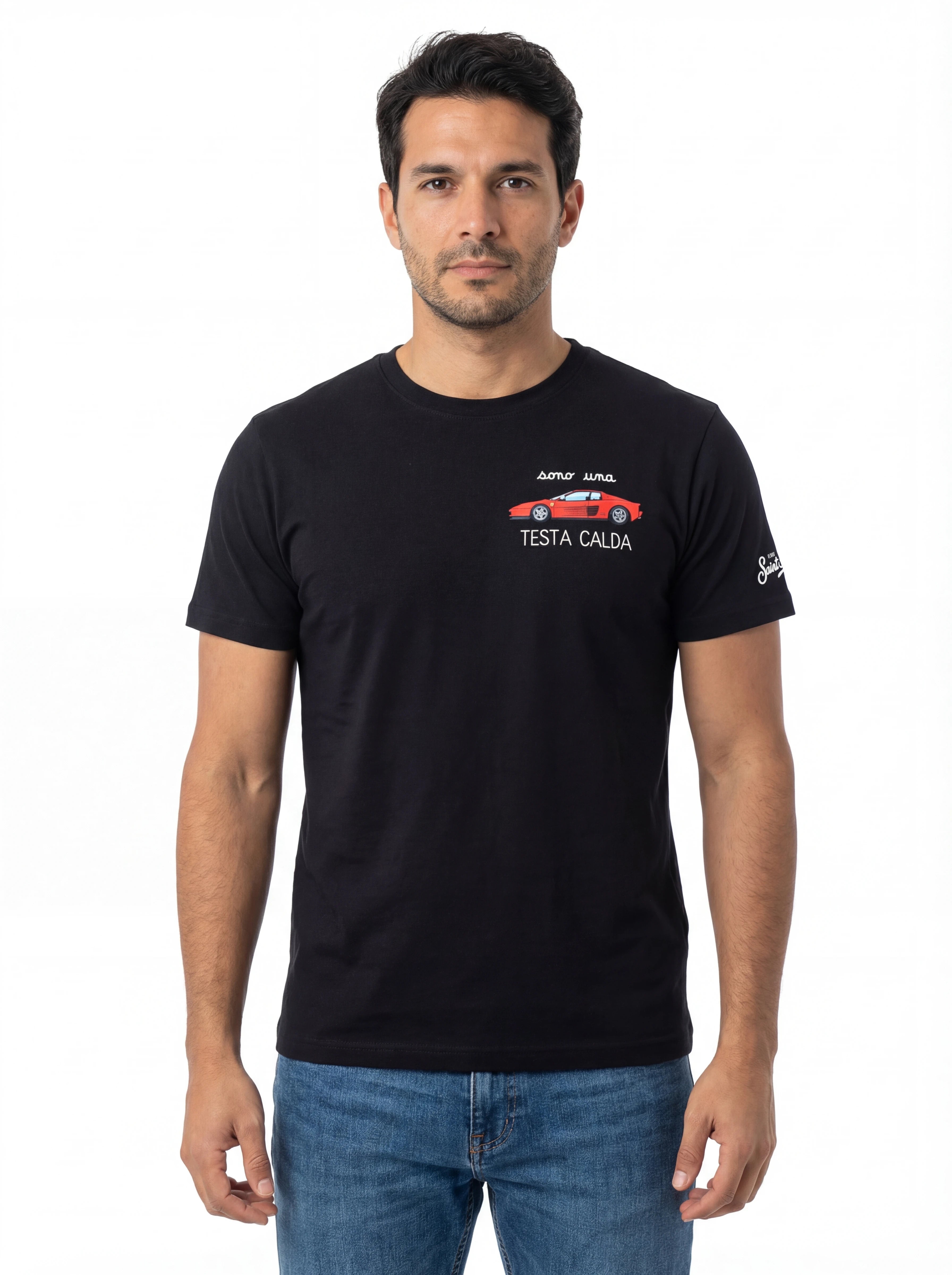 Modello frontalmente t-shirt nero scritta “Auto Ferrari” Saint Barth cotone