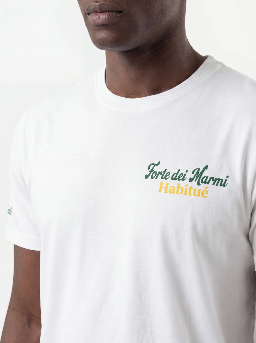 Vista da dietro t-shirt bianco scritta “Forte dei Marmi Habitu” Saint Barth cotone