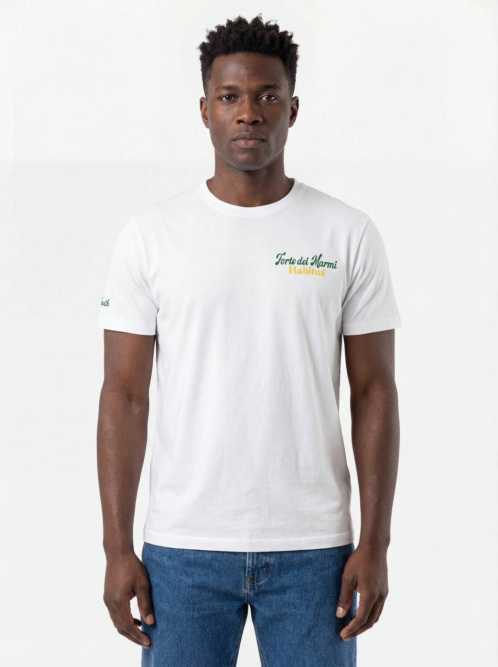 Modello frontalmente t-shirt bianco scritta “Forte dei Marmi Habitu” Saint Barth cotone