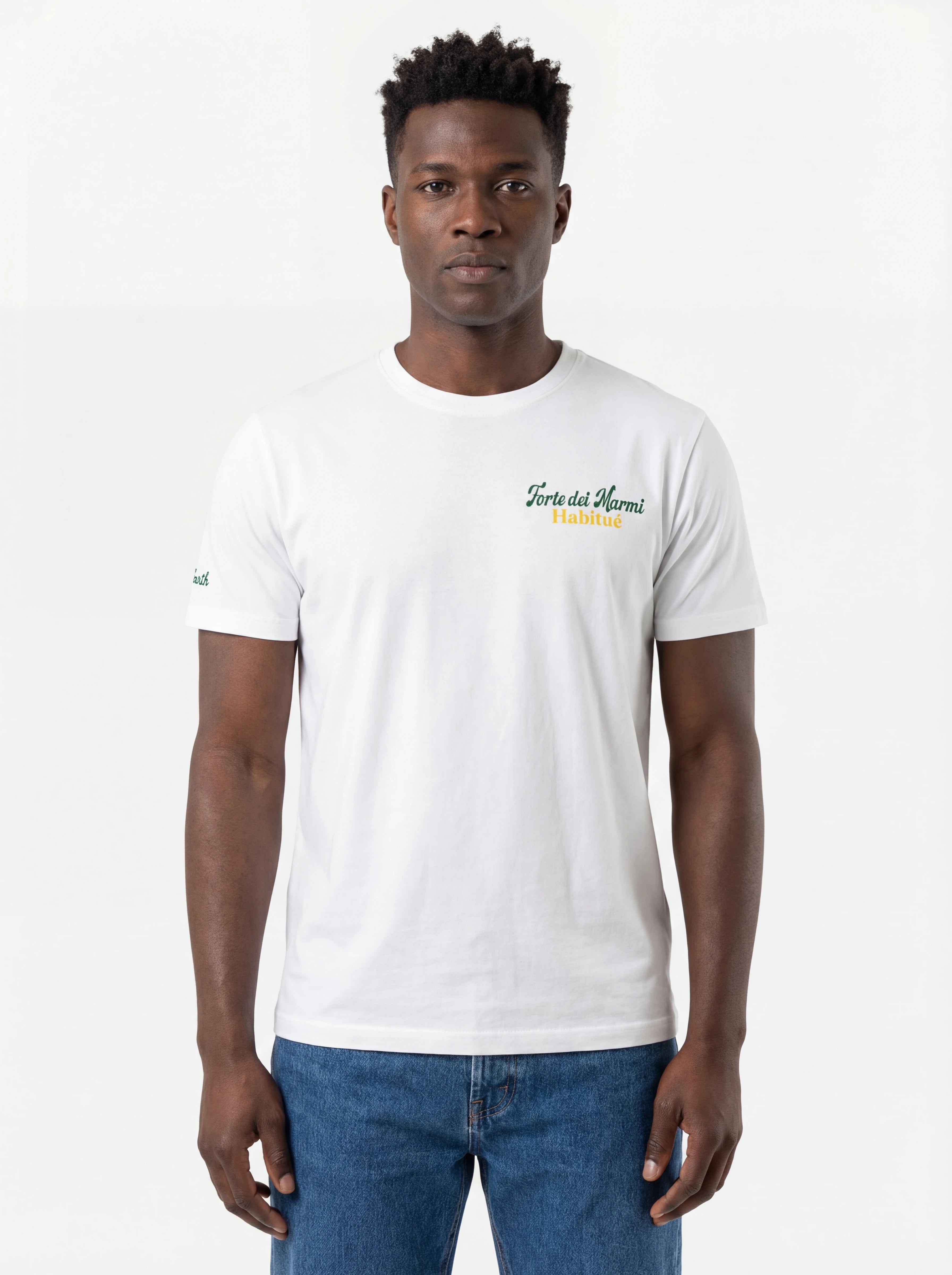 Modello frontalmente t-shirt bianco scritta “Forte dei Marmi Habitu” Saint Barth cotone