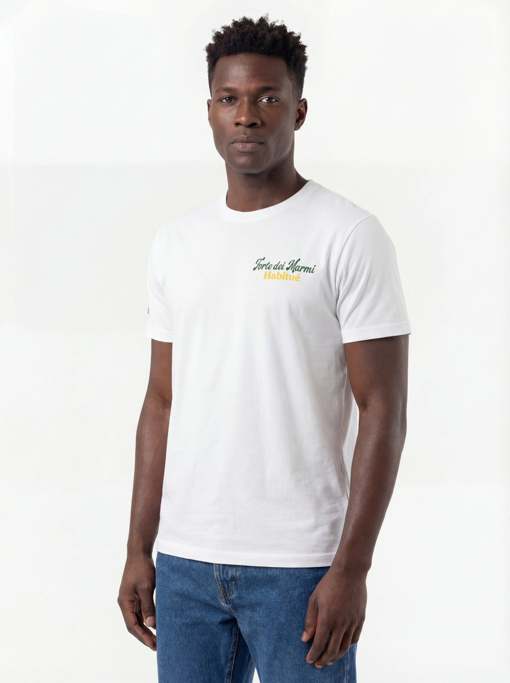 T-shirt su sfondo neutro da dietro t-shirt bianco scritta “Forte dei Marmi Habitu” Saint Barth cotone