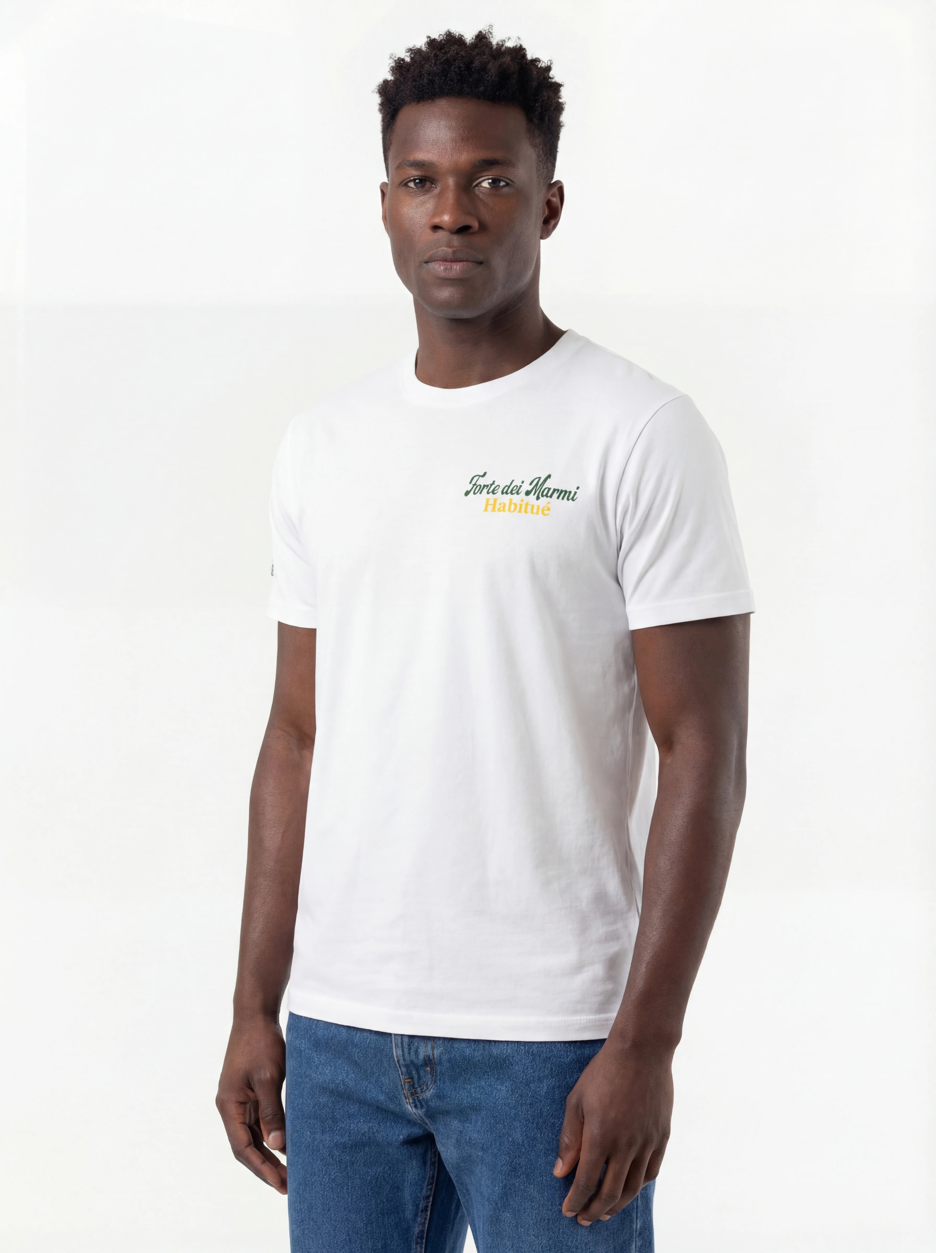 T-shirt su sfondo neutro da dietro t-shirt bianco scritta “Forte dei Marmi Habitu” Saint Barth cotone