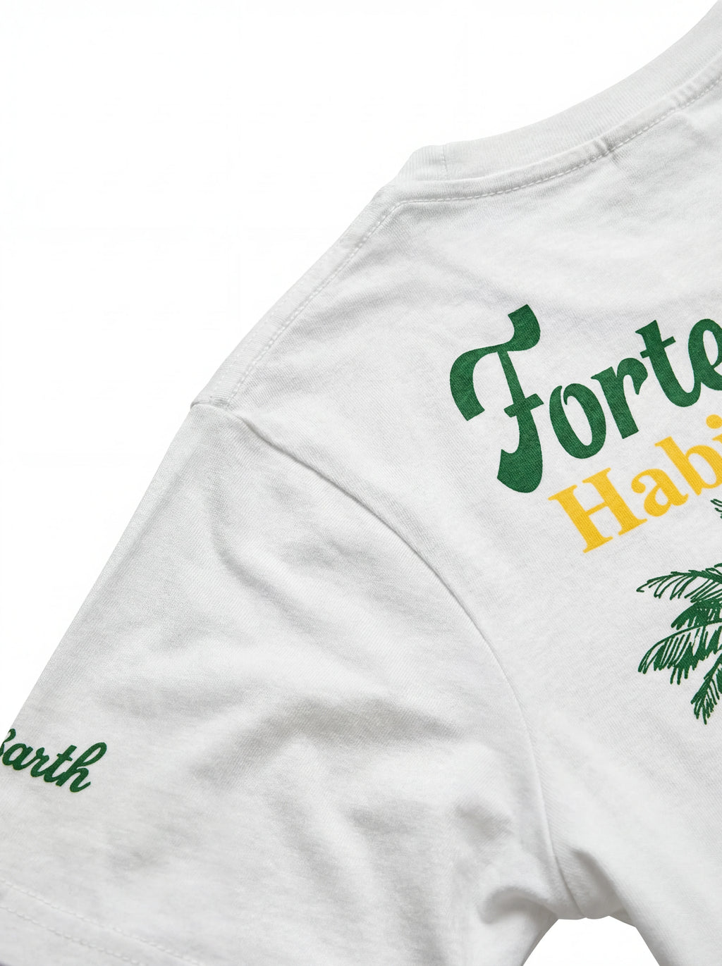 T-shirt su sfondo neutro frontale t-shirt bianco scritta “Forte dei Marmi Habitu” Saint Barth cotone