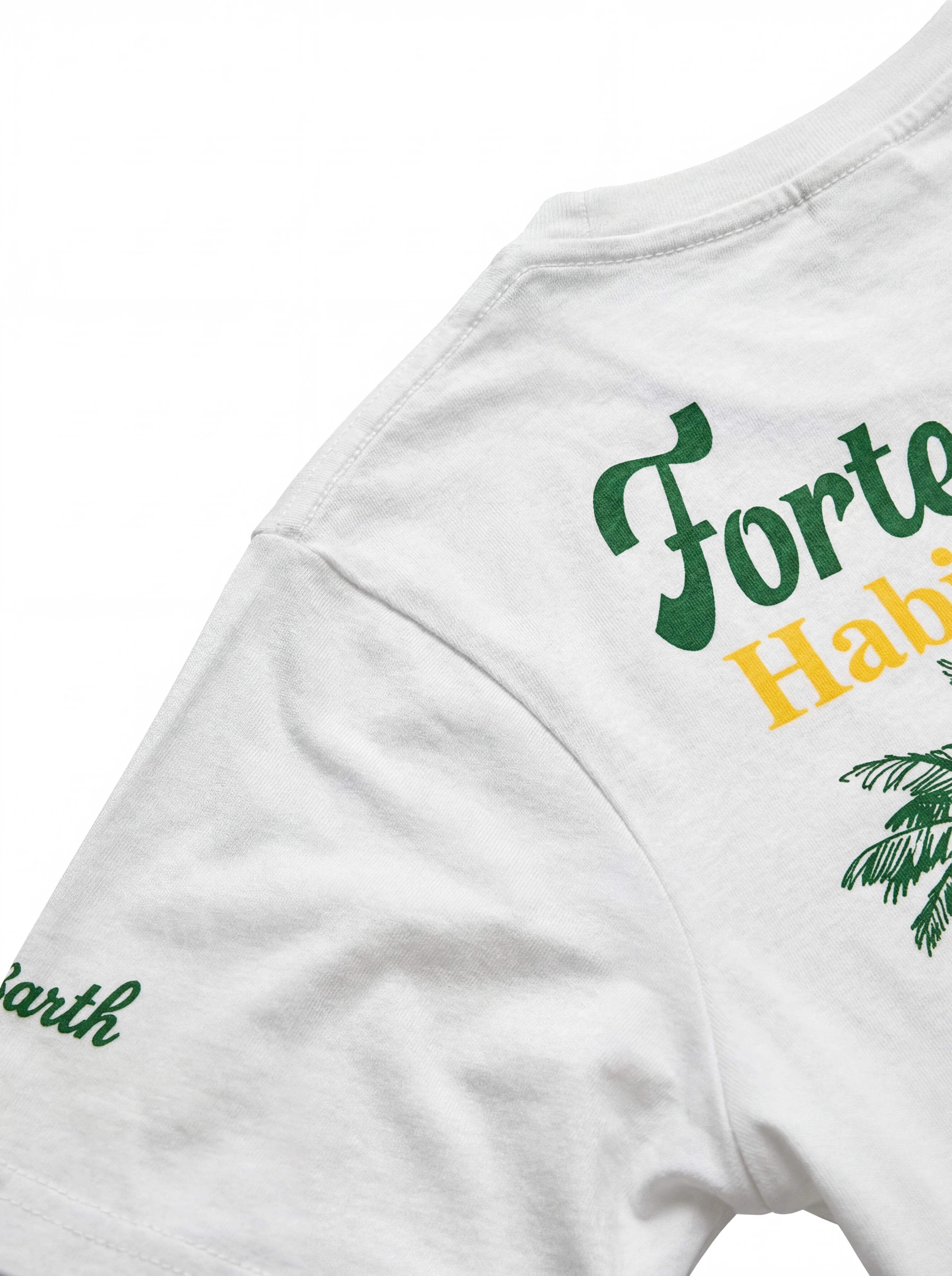 T-shirt su sfondo neutro frontale t-shirt bianco scritta “Forte dei Marmi Habitu” Saint Barth cotone