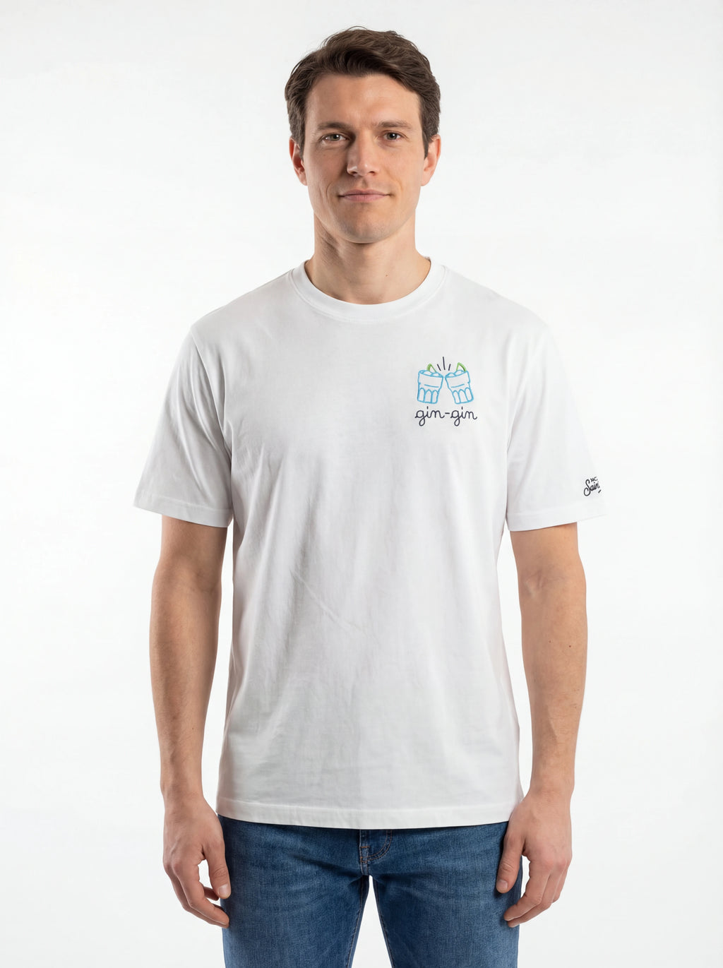 Modello frontalmente t-shirt bianco scritta “Gin gin” Saint Barth cotone