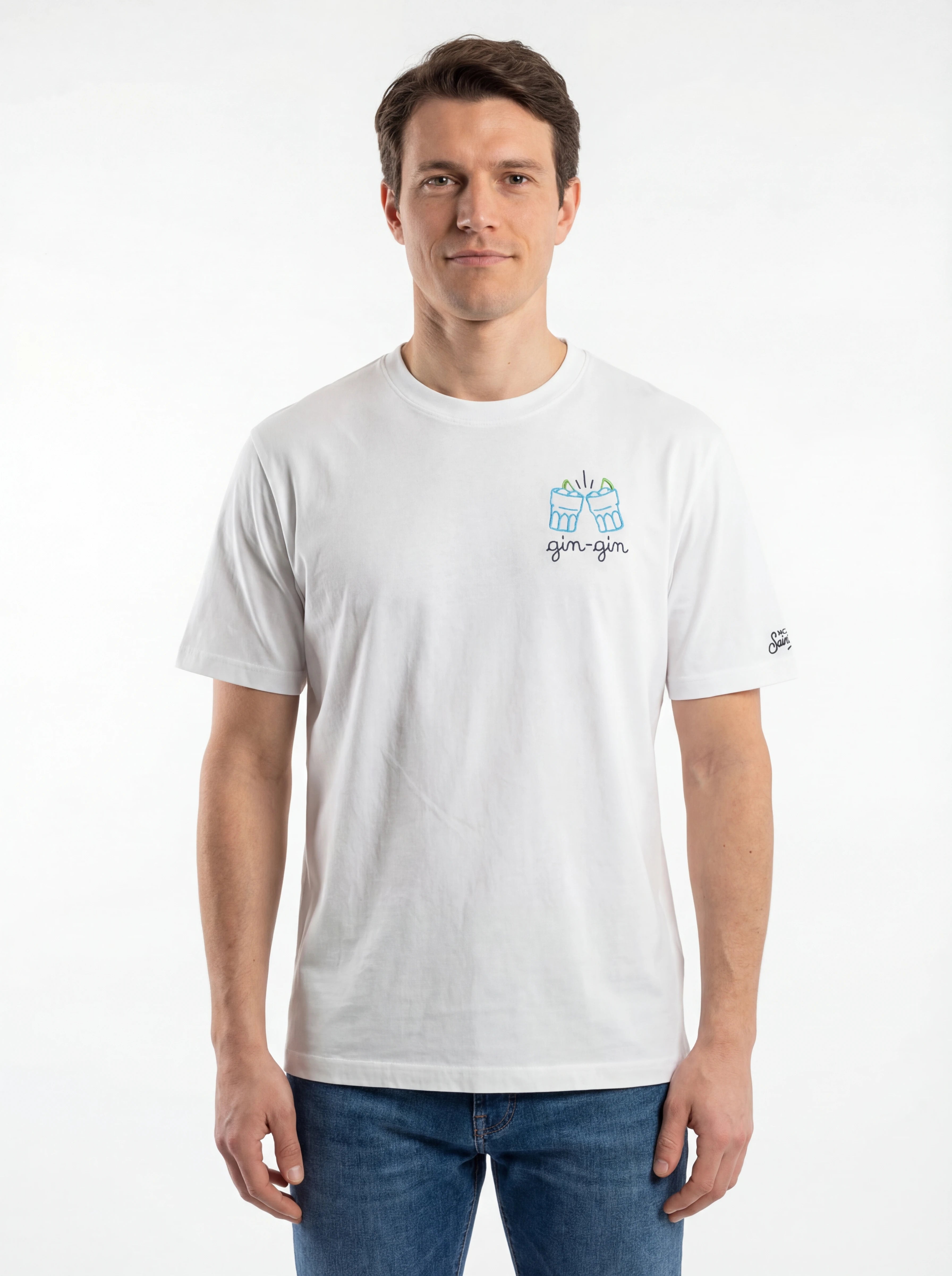 Modello frontalmente t-shirt bianco scritta “Gin gin” Saint Barth cotone