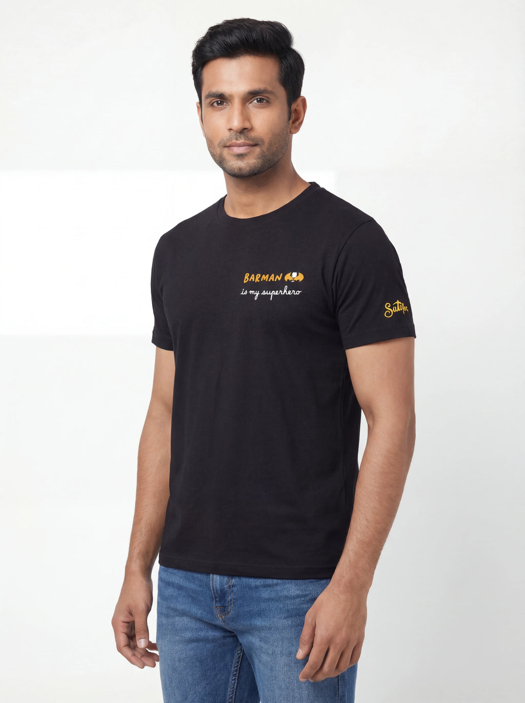 Modello a 45 gradi t-shirt nero scritta “Barman is my superhero” Saint Barth cotone