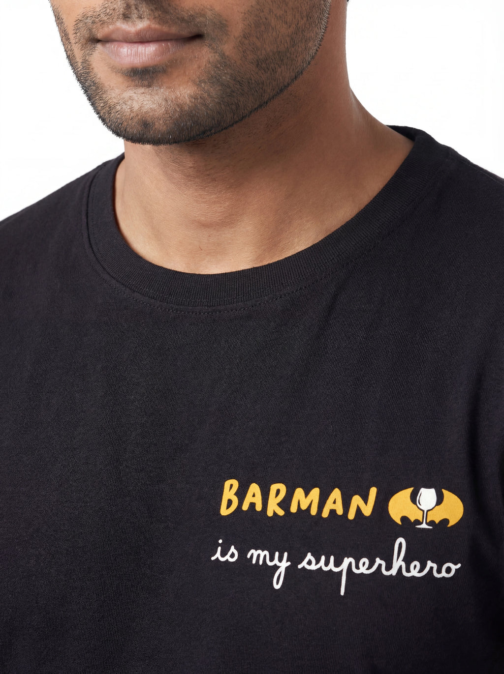 T-shirt su sfondo neutro da dietro t-shirt nero scritta “Barman is my superhero” Saint Barth cotone